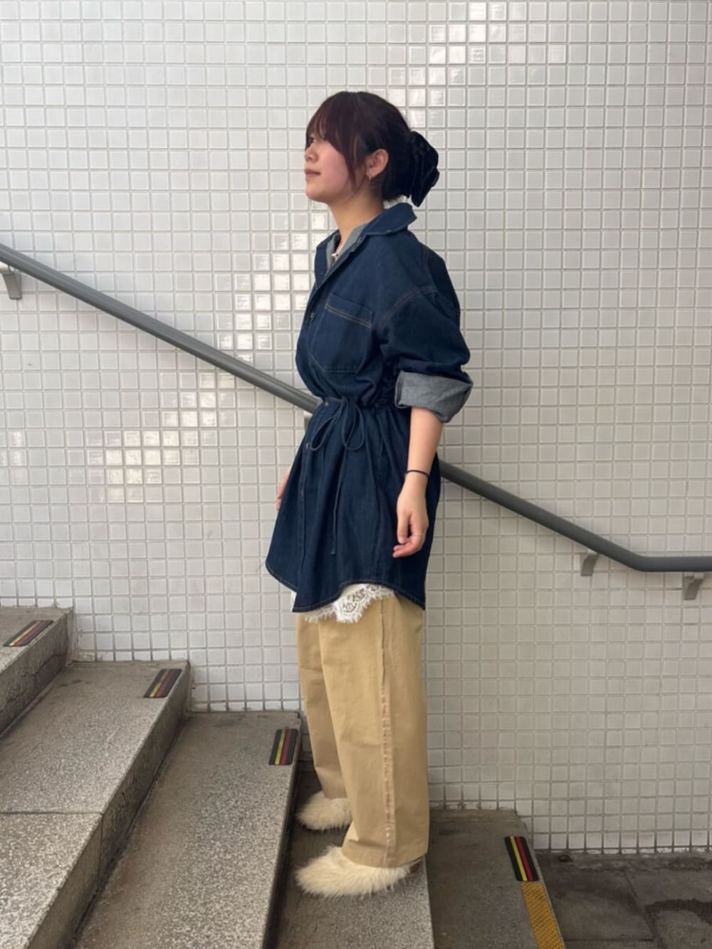 ブルー系のワンピース、ホワイト系のワンピース、ベージュ系のその他パンツを着用したレディースの夏コーディネートの2枚目の写真