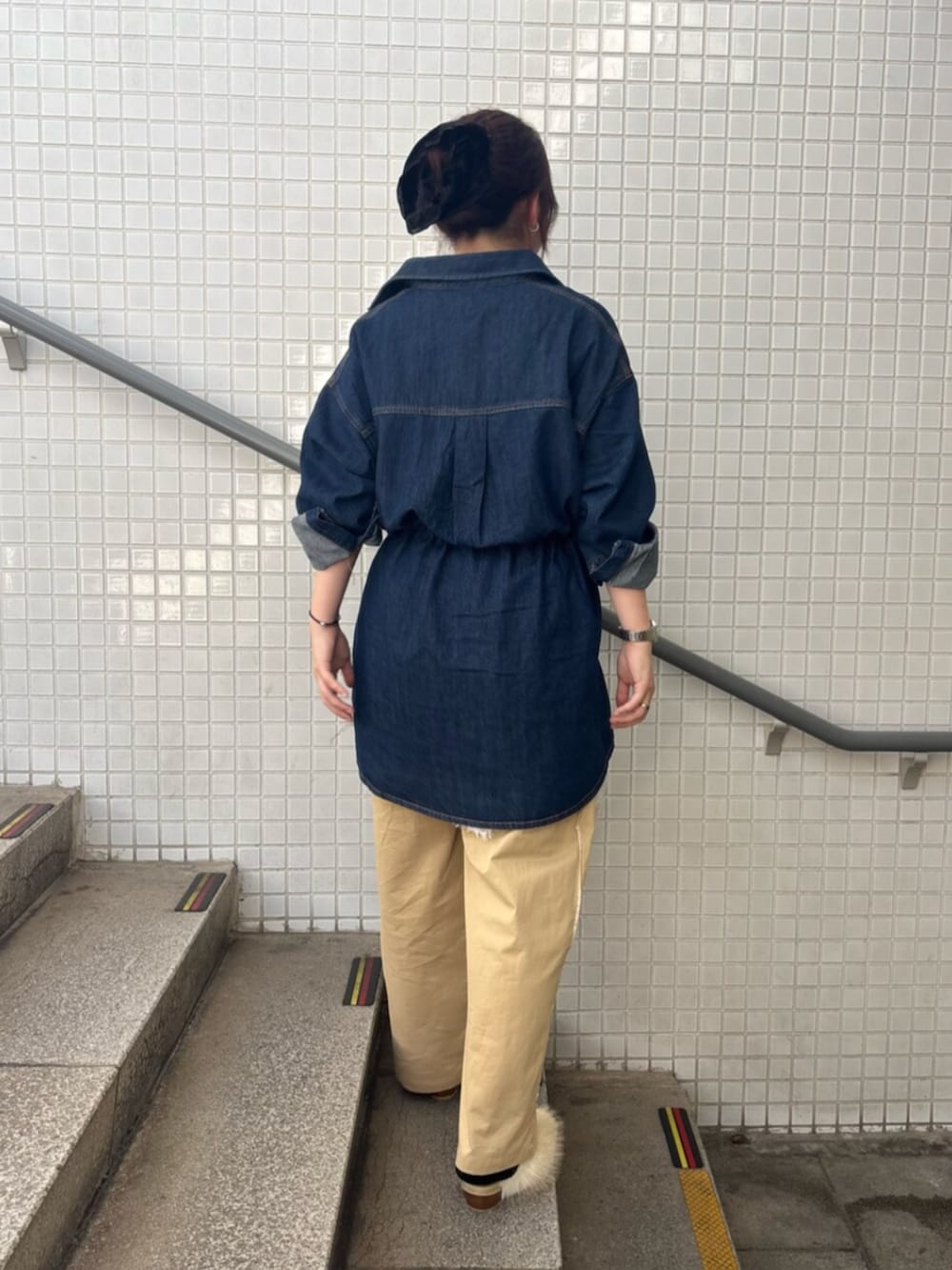 ブルー系のワンピース、ホワイト系のワンピース、ベージュ系のその他パンツを着用したレディースの夏コーディネートの3枚目の写真