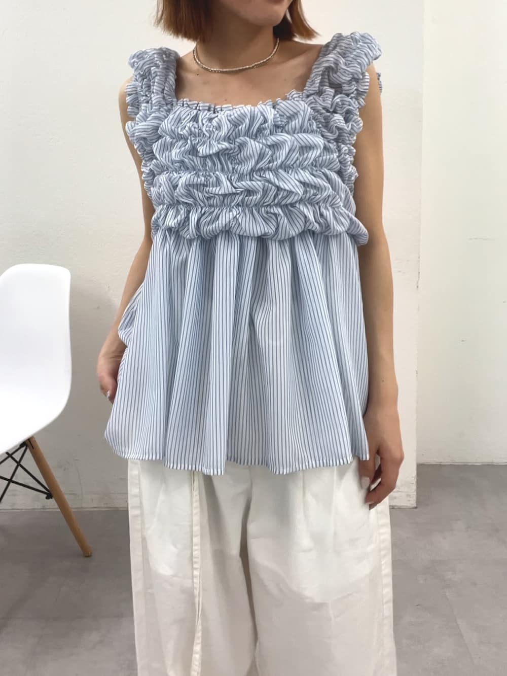 ブルー系のシャツ/ブラウス、ホワイト系のその他パンツ、シルバー系のサンダルを着用したレディースの春コーディネートの3枚目の写真