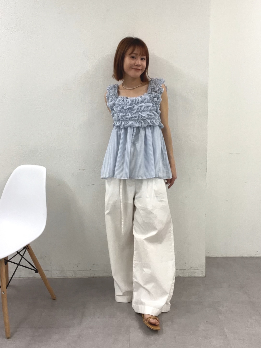 ブルー系のシャツ/ブラウス、ホワイト系のその他パンツ、シルバー系のサンダルを着用したレディースの春コーディネートの2枚目の写真
