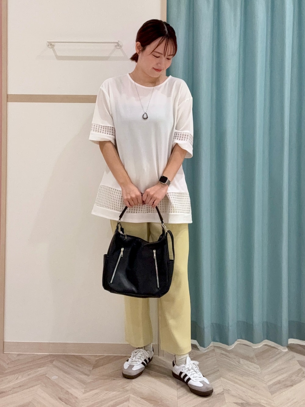 ホワイト系のチュニック、イエロー系のその他パンツ、ブラック系のショルダーバッグを着用したレディースの秋コーディネートの5枚目の写真