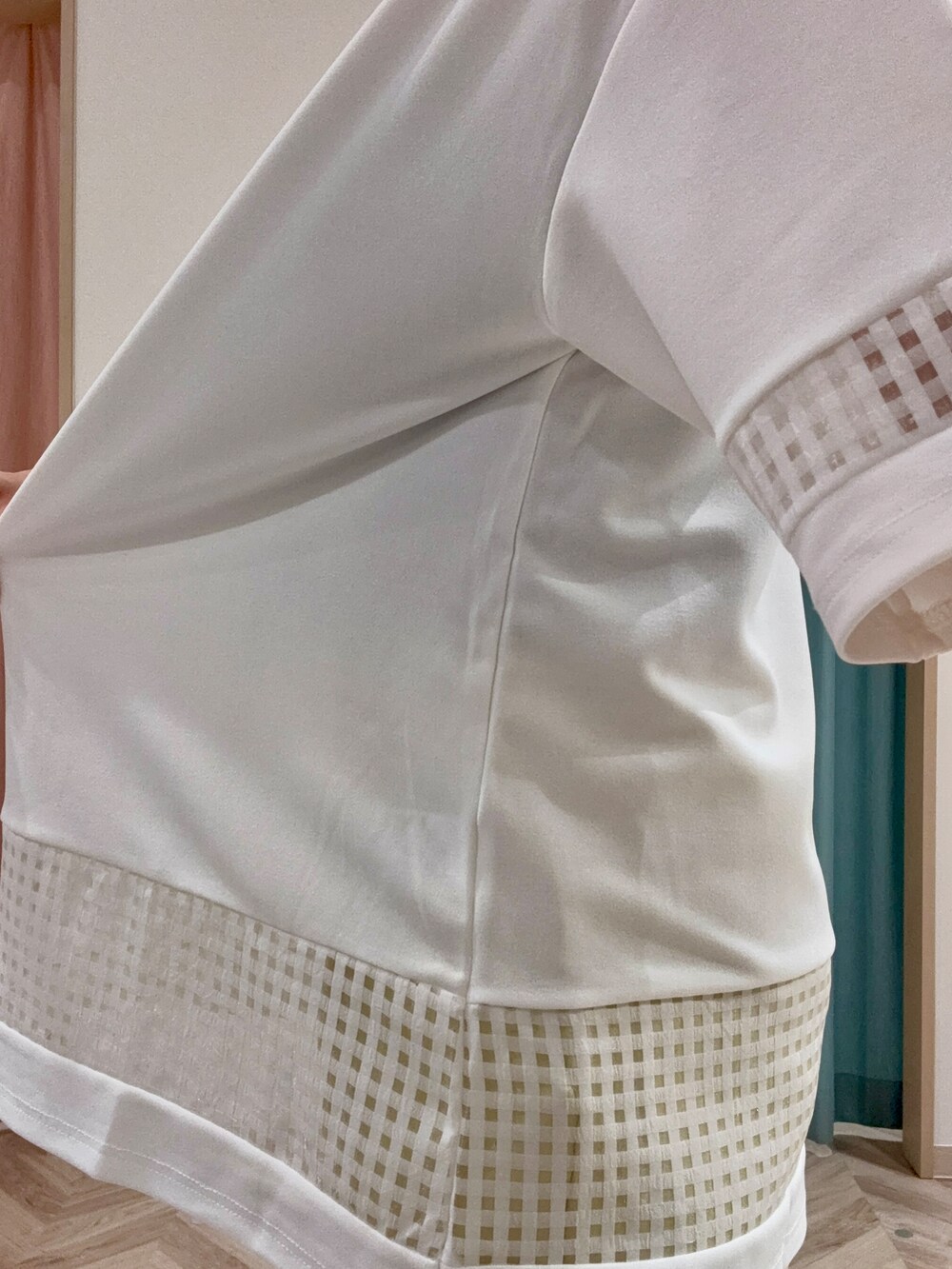 ホワイト系のチュニック、イエロー系のその他パンツ、ブラック系のショルダーバッグを着用したレディースの秋コーディネートの7枚目の写真