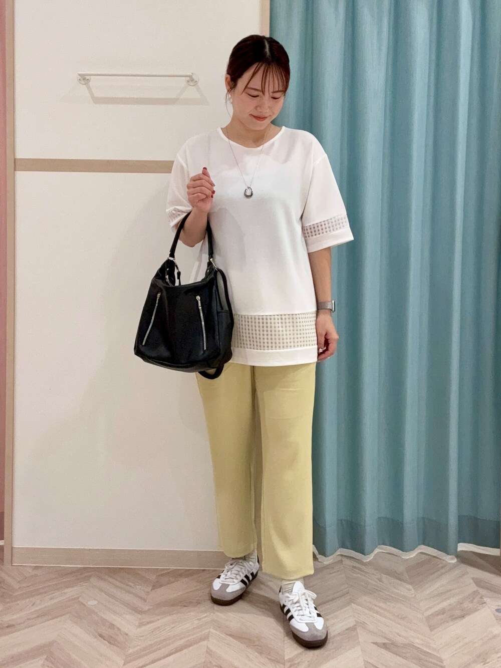 ホワイト系のチュニック、イエロー系のその他パンツ、ブラック系のショルダーバッグを着用したレディースの秋コーディネートの2枚目の写真