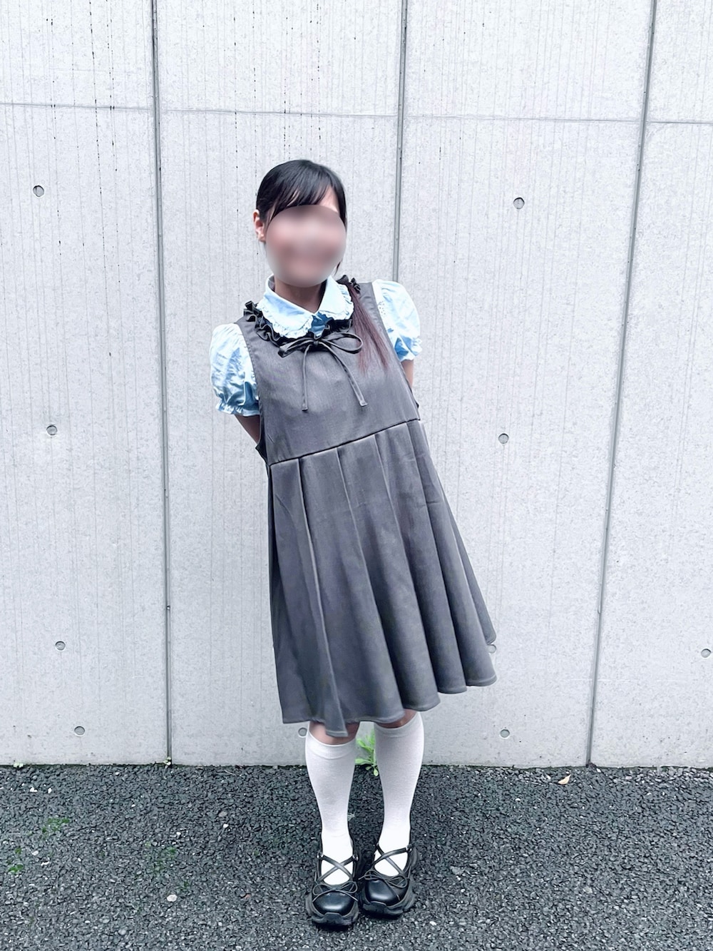 グレー系のワンピース、ブラック系のサンダル、ブルー系のシャツ/ブラウスを着用したレディースの夏コーディネートの2枚目の写真