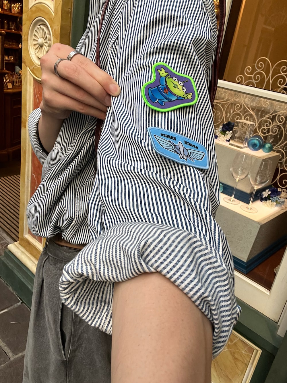 シルバー系のシャツ/ブラウス、グレー系のデニムパンツを着用したメンズの春コーディネートの2枚目の写真