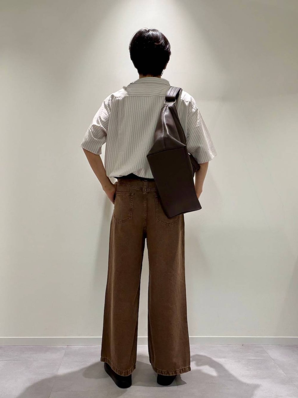 ブラウン系のその他シューズ、ホワイト系のシャツ/ブラウス、ブラウン系のショルダーバッグを着用したメンズの夏コーディネートの5枚目の写真