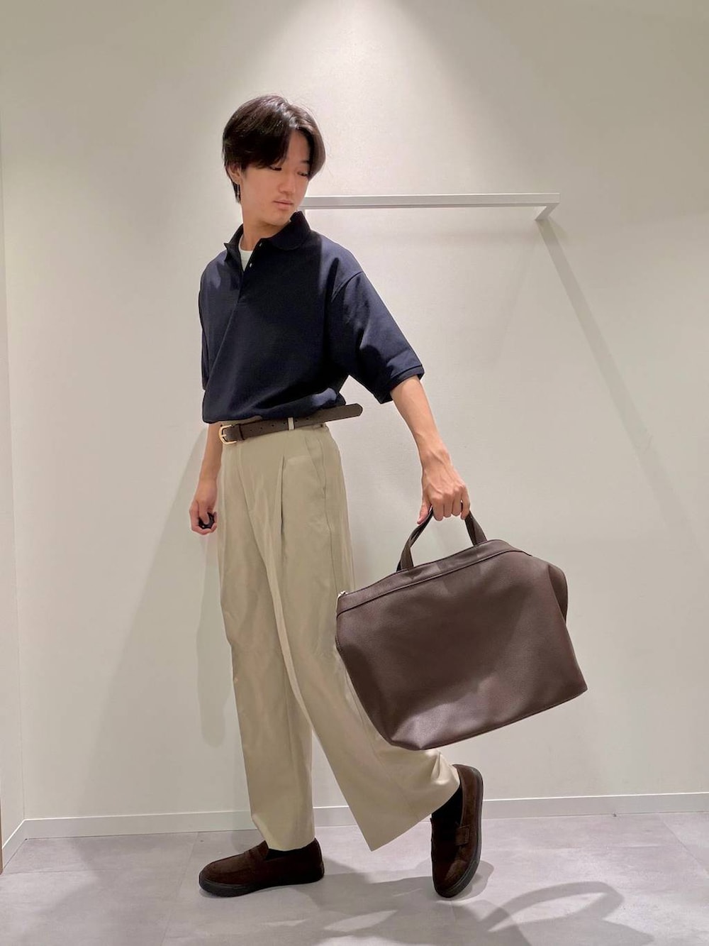 ブルー系のポロシャツ、ブラウン系のその他シューズ、ホワイト系のTシャツ/カットソーを着用したメンズの夏コーディネートの2枚目の写真
