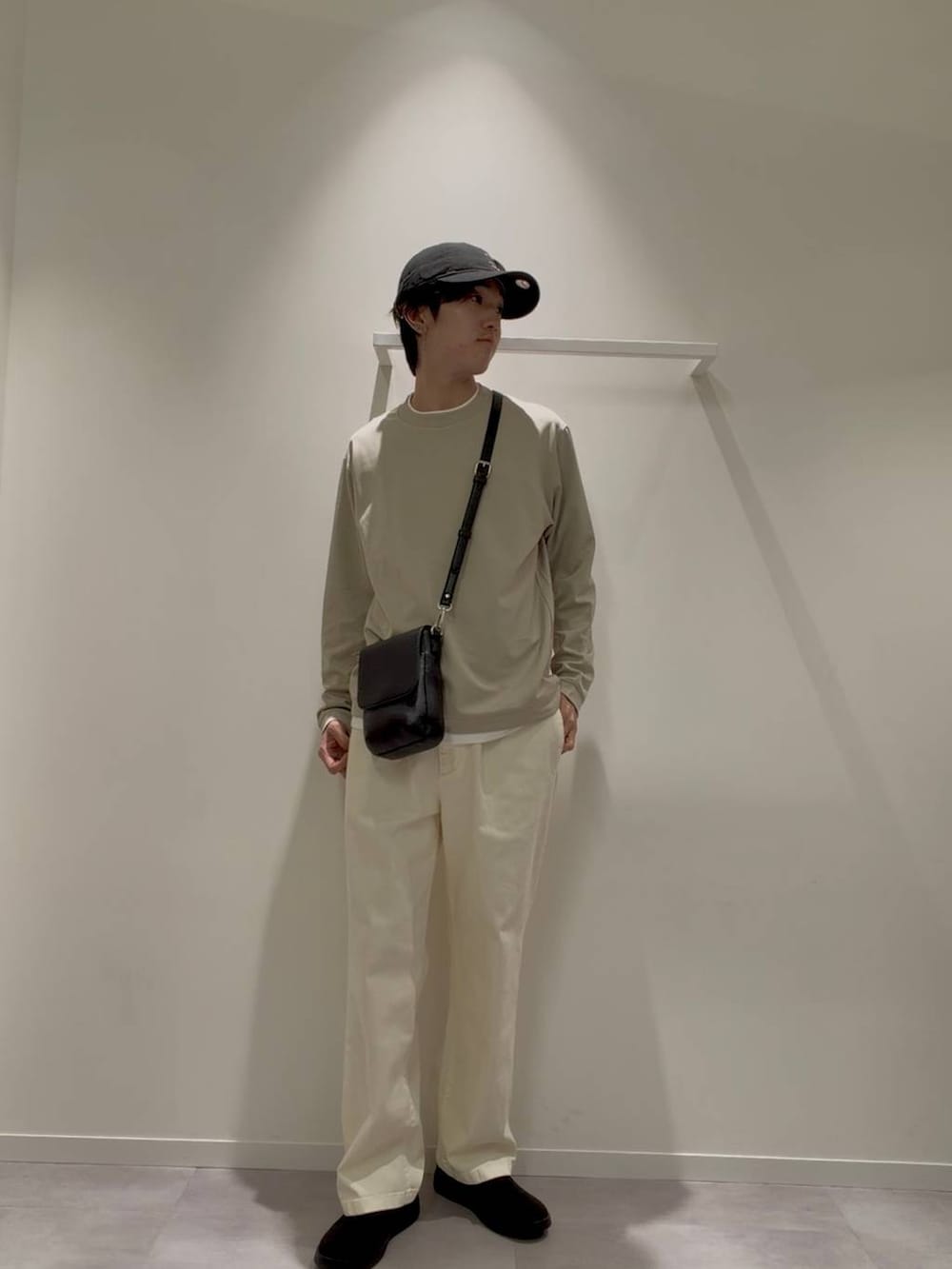 グレー系のスウェット、ブラウン系のその他シューズ、ホワイト系のその他パンツを着用したメンズの秋コーディネートの2枚目の写真