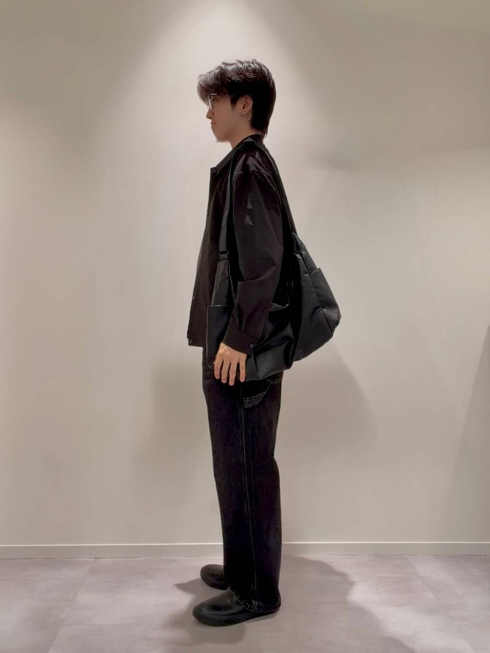 ブラック系のミリタリージャケット、ブラック系のデニムパンツ、グレー系のその他シューズを着用したメンズの秋コーディネートの3枚目の写真