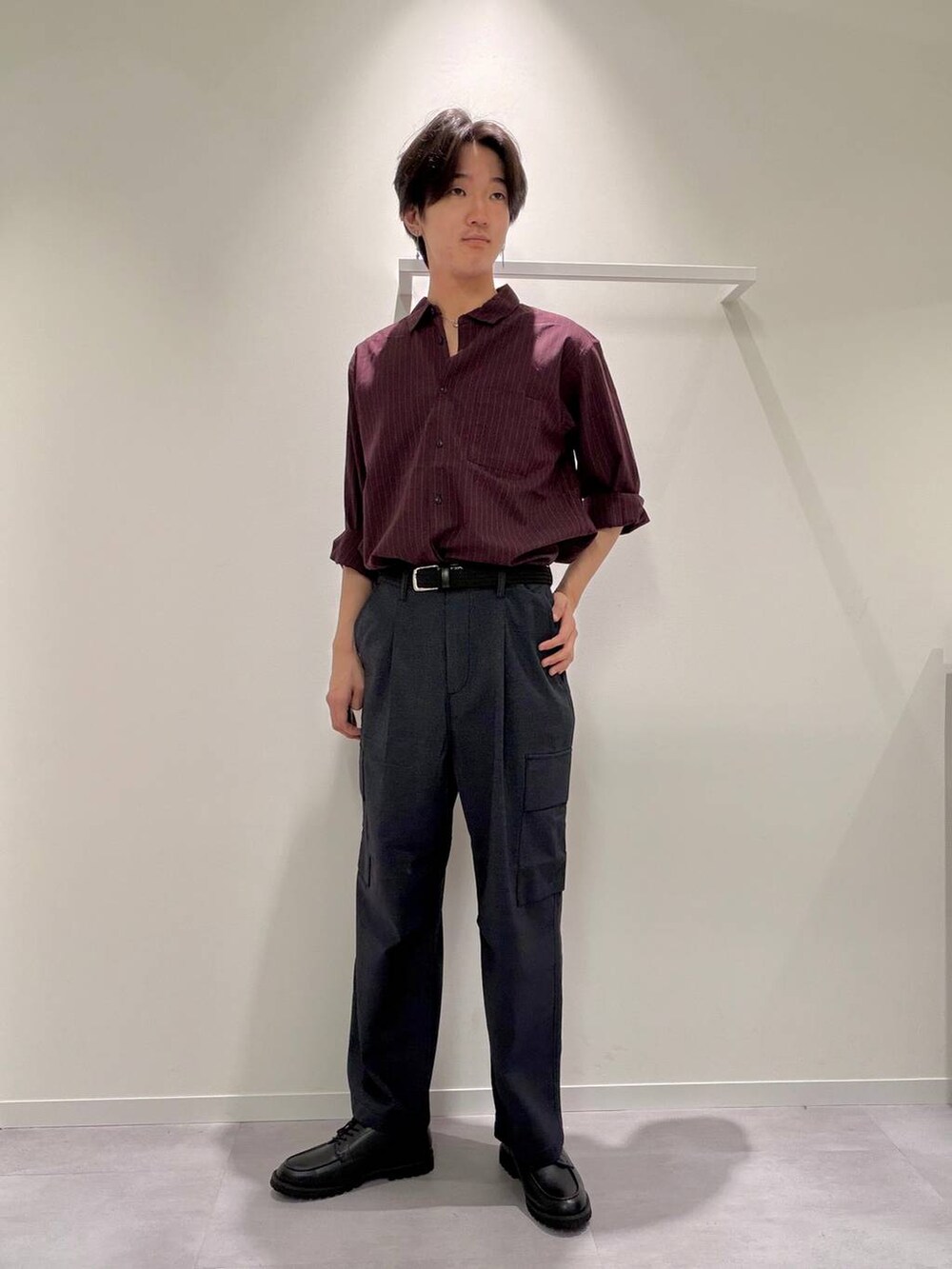 グレー系のその他シューズ、レッド系のシャツ/ブラウス、シルバー系のネックレスを着用したメンズの夏コーディネートの2枚目の写真