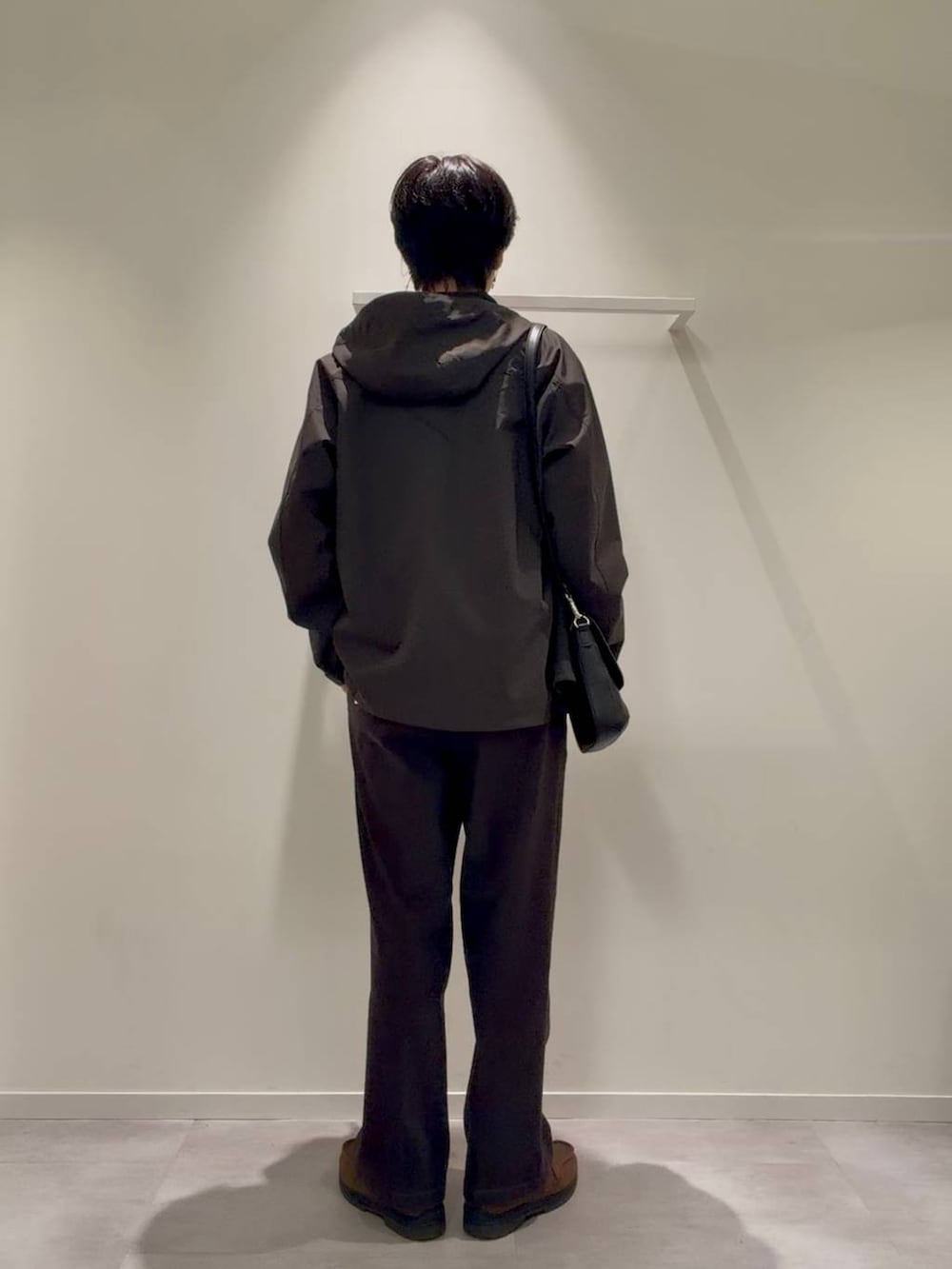 ブラック系のショルダーバッグ、ブラウン系のブルゾン、ベージュ系のカーディガン/ボレロを着用したメンズの秋コーディネートの4枚目の写真
