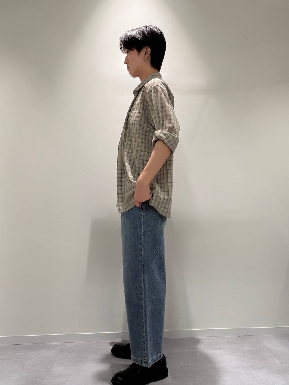 ベージュ系のシャツ/ブラウス、ブラック系のその他シューズを着用したメンズの夏コーディネートの3枚目の写真