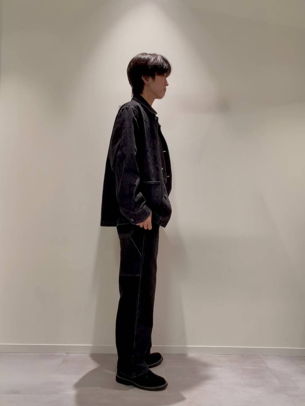その他のその他シューズ、その他のデニムパンツ、ブラック系のスウェットを着用したメンズの秋コーディネートの3枚目の写真