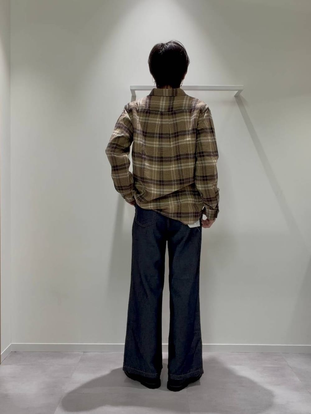 グレー系のその他シューズ、ブルー系のデニムパンツ、ホワイト系のスウェットを着用したメンズの秋コーディネートの4枚目の写真