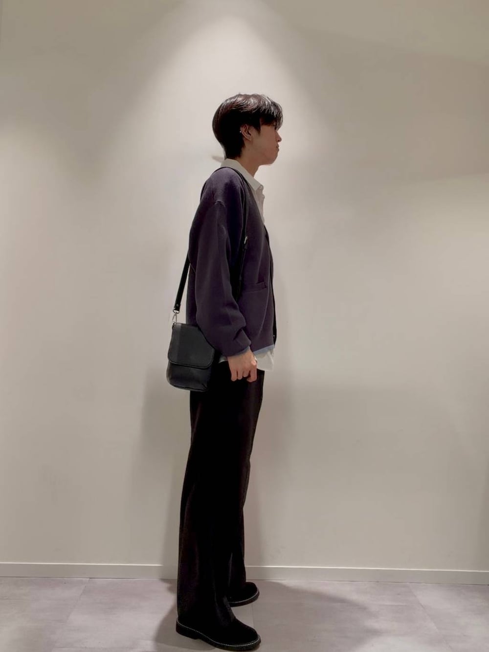 グレー系のカーディガン/ボレロ、その他のその他シューズ、ベージュ系のシャツ/ブラウスを着用したメンズの秋コーディネートの3枚目の写真
