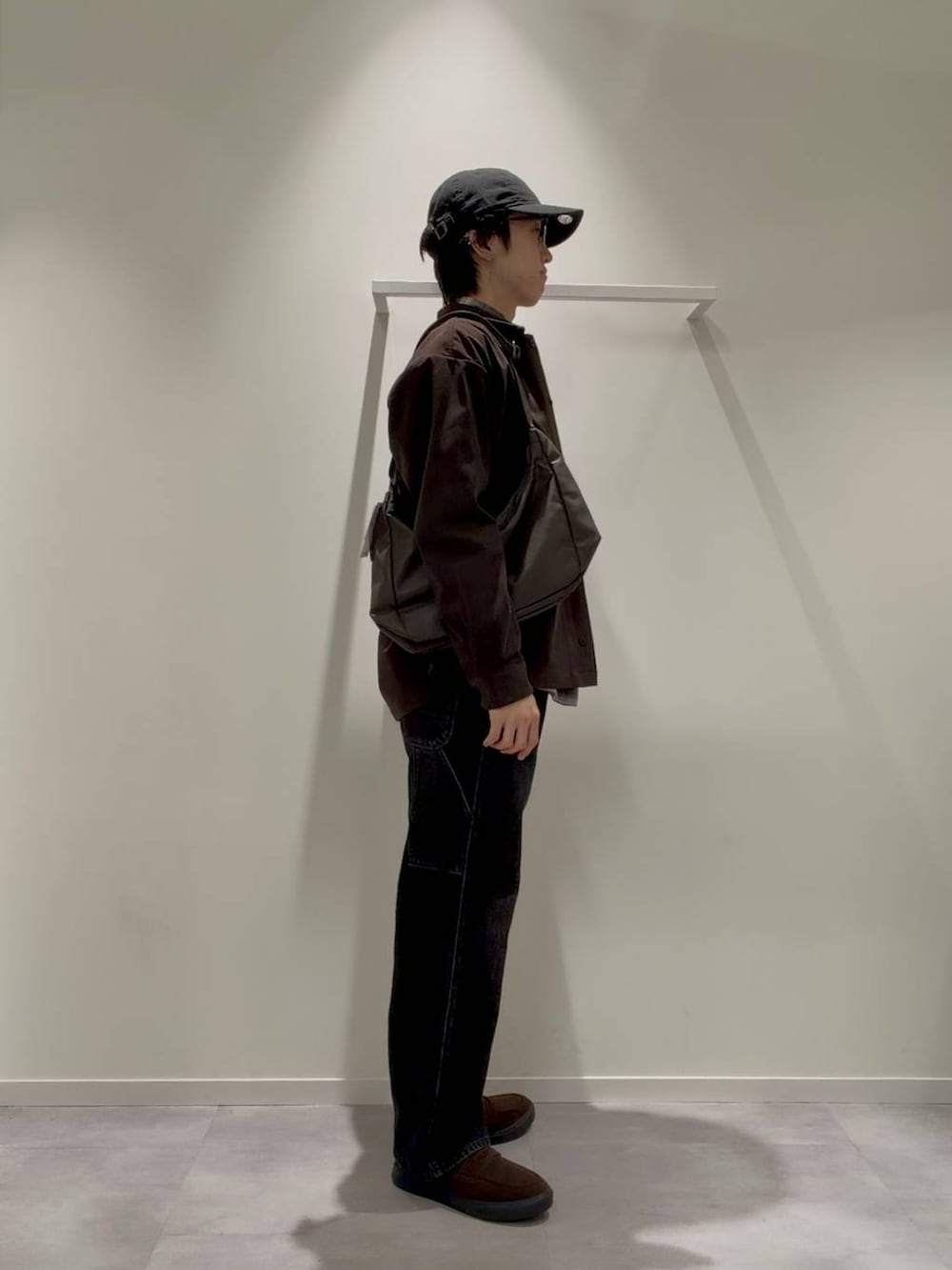 ブラウン系のその他シューズ、ブラウン系のショルダーバッグ、その他のデニムパンツを着用したメンズの秋コーディネートの5枚目の写真