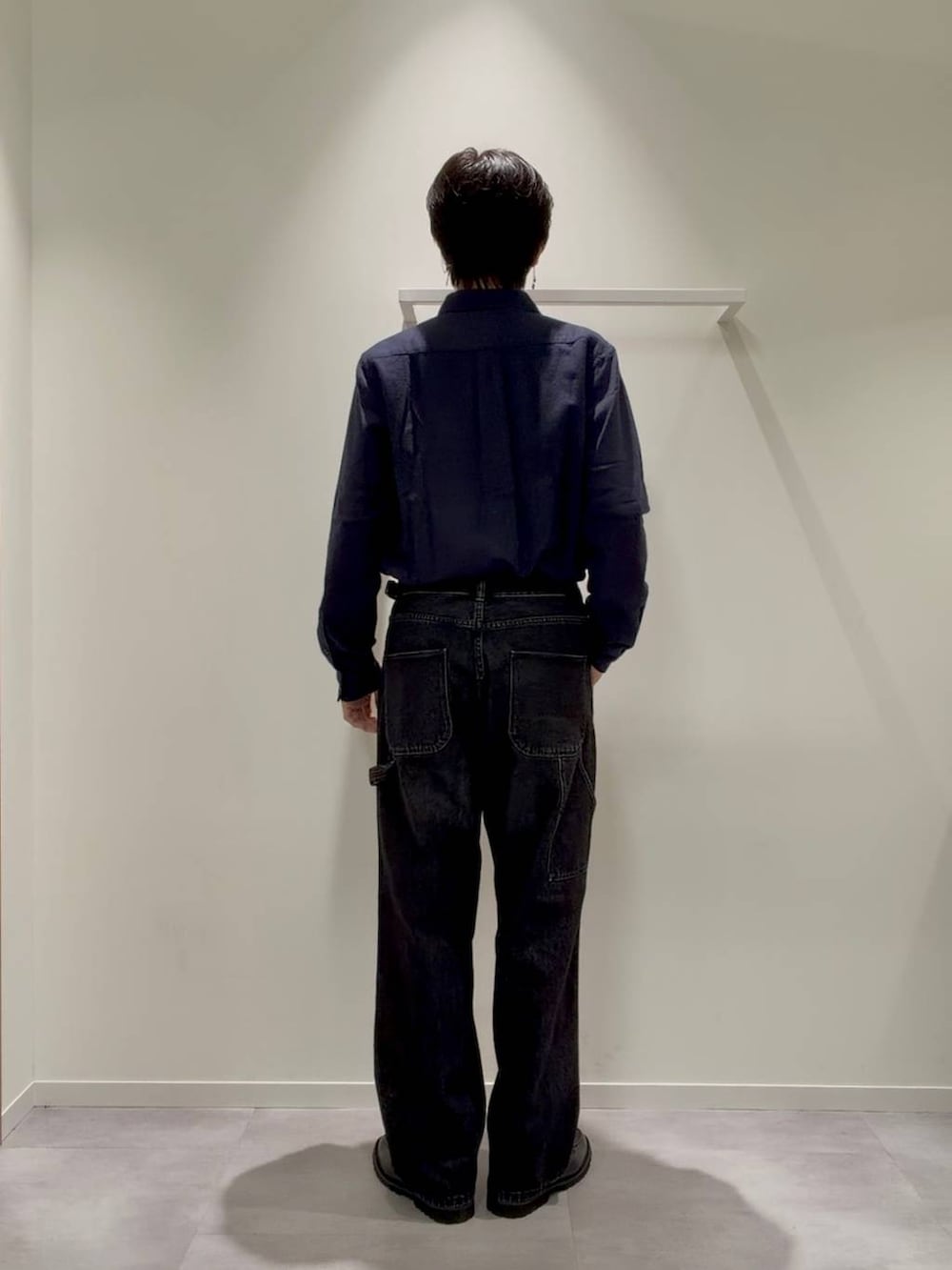 グレー系のその他シューズ、その他のデニムパンツ、ホワイト系のスウェットを着用したメンズの秋コーディネートの4枚目の写真