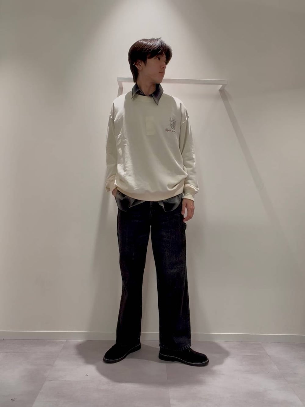 ホワイト系のスウェット、その他のその他シューズ、ブラック系のシャツ/ブラウスを着用したメンズの秋コーディネートの3枚目の写真