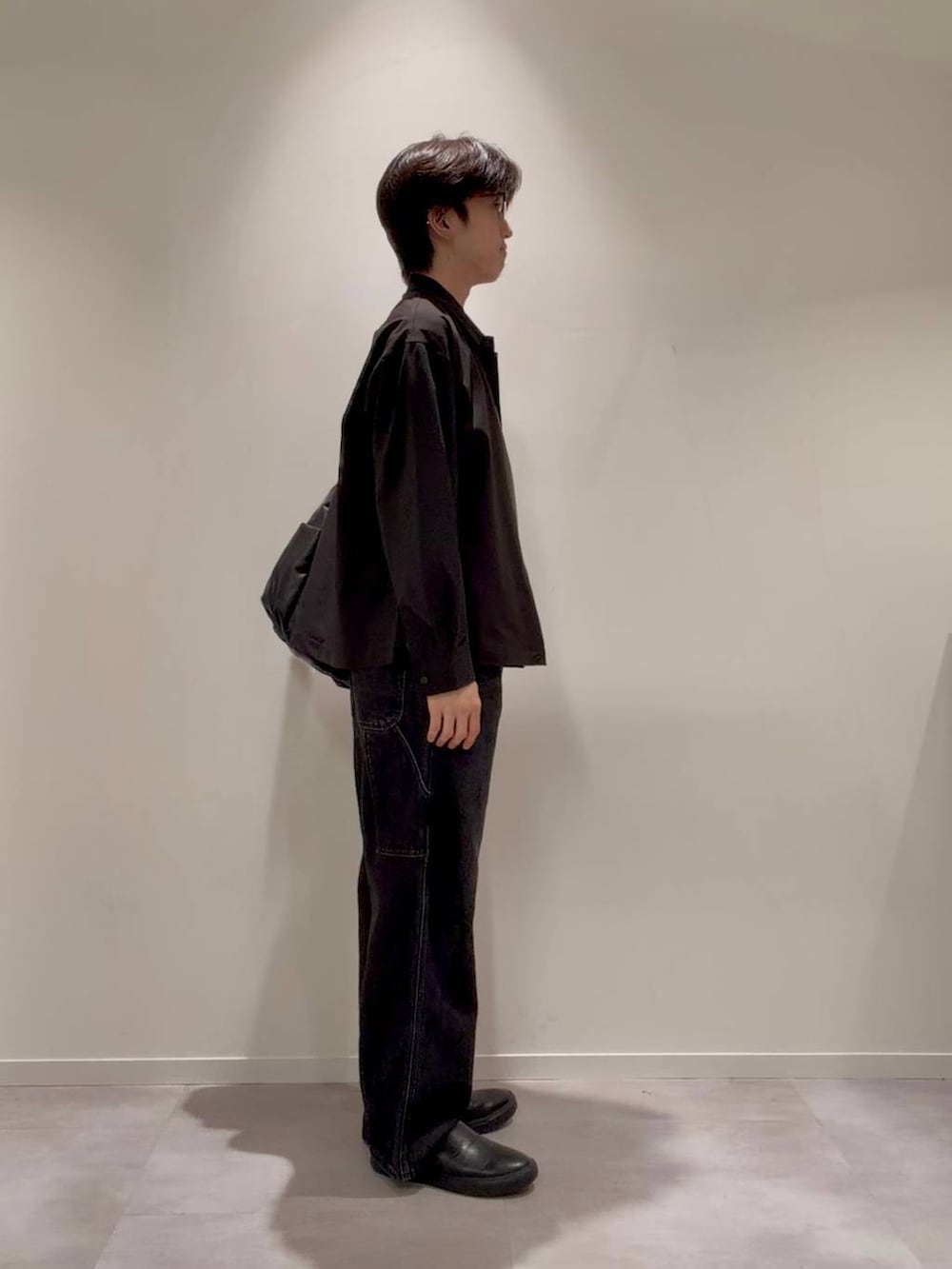 ブラック系のミリタリージャケット、ブラック系のデニムパンツ、グレー系のその他シューズを着用したメンズの秋コーディネートの4枚目の写真