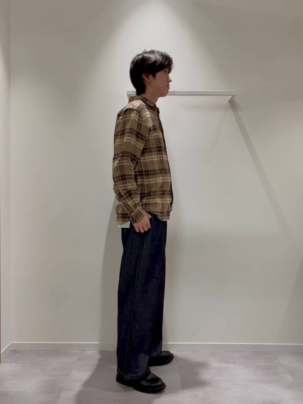 グレー系のその他シューズ、ブルー系のデニムパンツ、ホワイト系のスウェットを着用したメンズの秋コーディネートの3枚目の写真