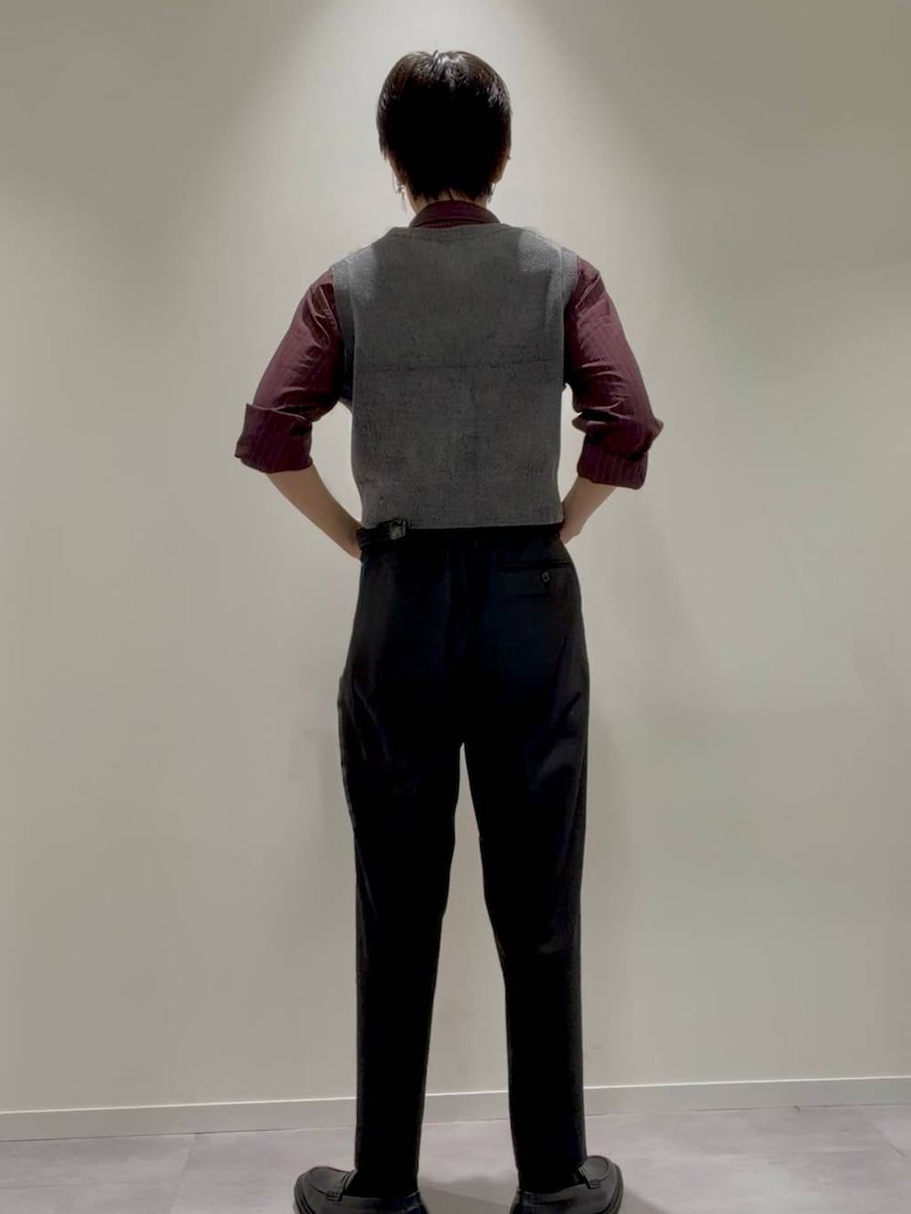 グレー系のベスト、ブラック系のスラックス、グレー系のその他シューズを着用したメンズの夏コーディネートの3枚目の写真