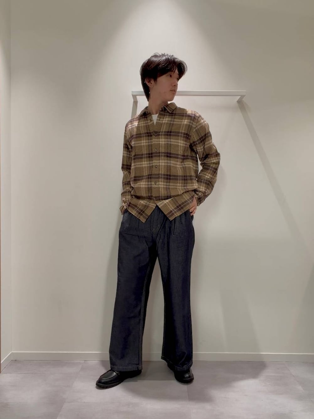 グレー系のその他シューズ、ブルー系のデニムパンツ、ホワイト系のスウェットを着用したメンズの秋コーディネートの2枚目の写真