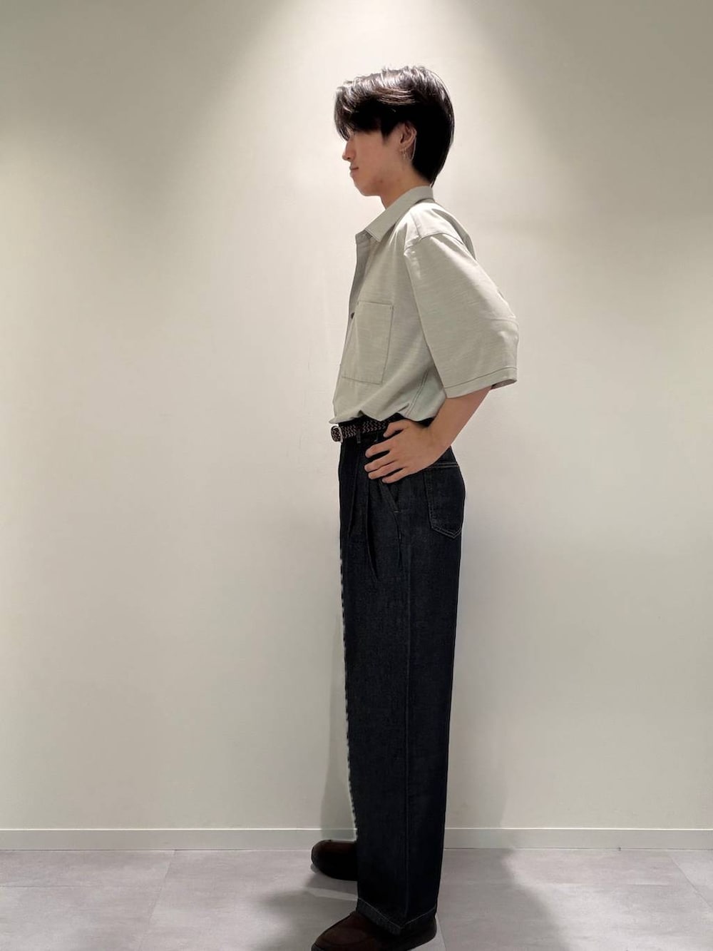 ブラウン系のその他シューズ、ホワイト系のシャツ/ブラウス、ブルー系のデニムパンツを着用したメンズの夏コーディネートの5枚目の写真