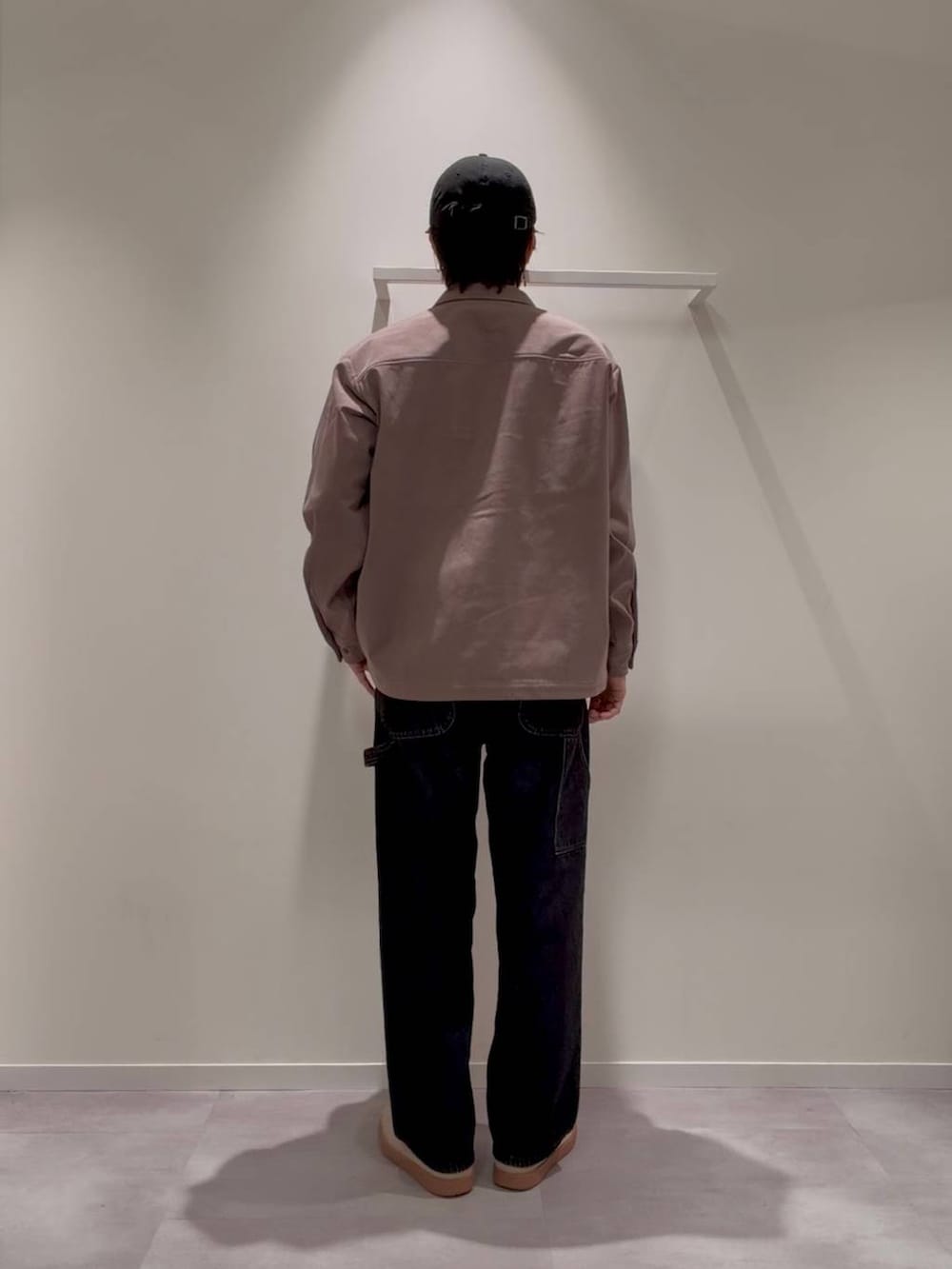 ベージュ系のスニーカー、その他のデニムパンツ、ブラウン系のシャツ/ブラウスを着用したメンズの秋コーディネートの4枚目の写真
