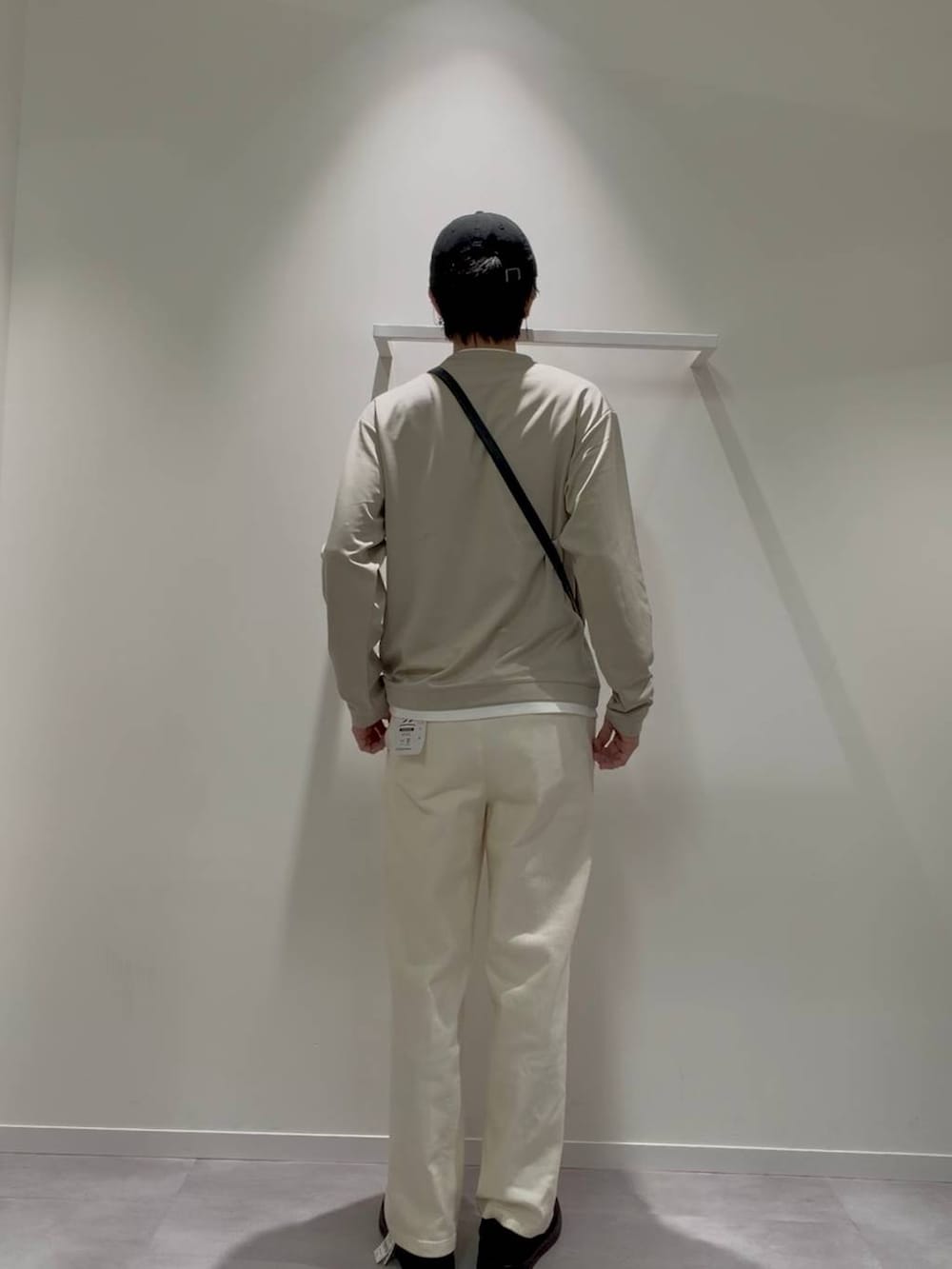 グレー系のスウェット、ブラウン系のその他シューズ、ホワイト系のその他パンツを着用したメンズの秋コーディネートの4枚目の写真