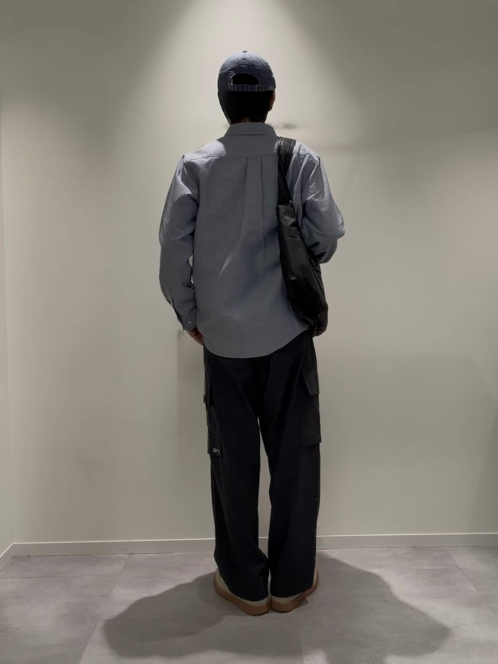 ベージュ系のスニーカー、ブラック系のショルダーバッグ、ブルー系のシャツ/ブラウスを着用したメンズの秋コーディネートの3枚目の写真
