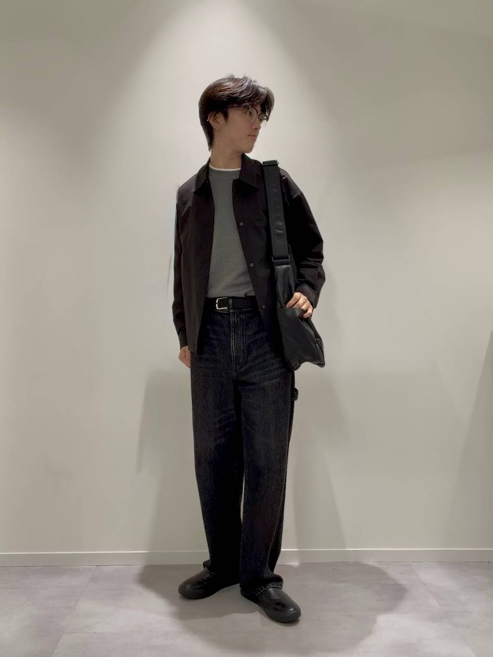 ブラック系のミリタリージャケット、ブラック系のデニムパンツ、グレー系のその他シューズを着用したメンズの秋コーディネートの2枚目の写真