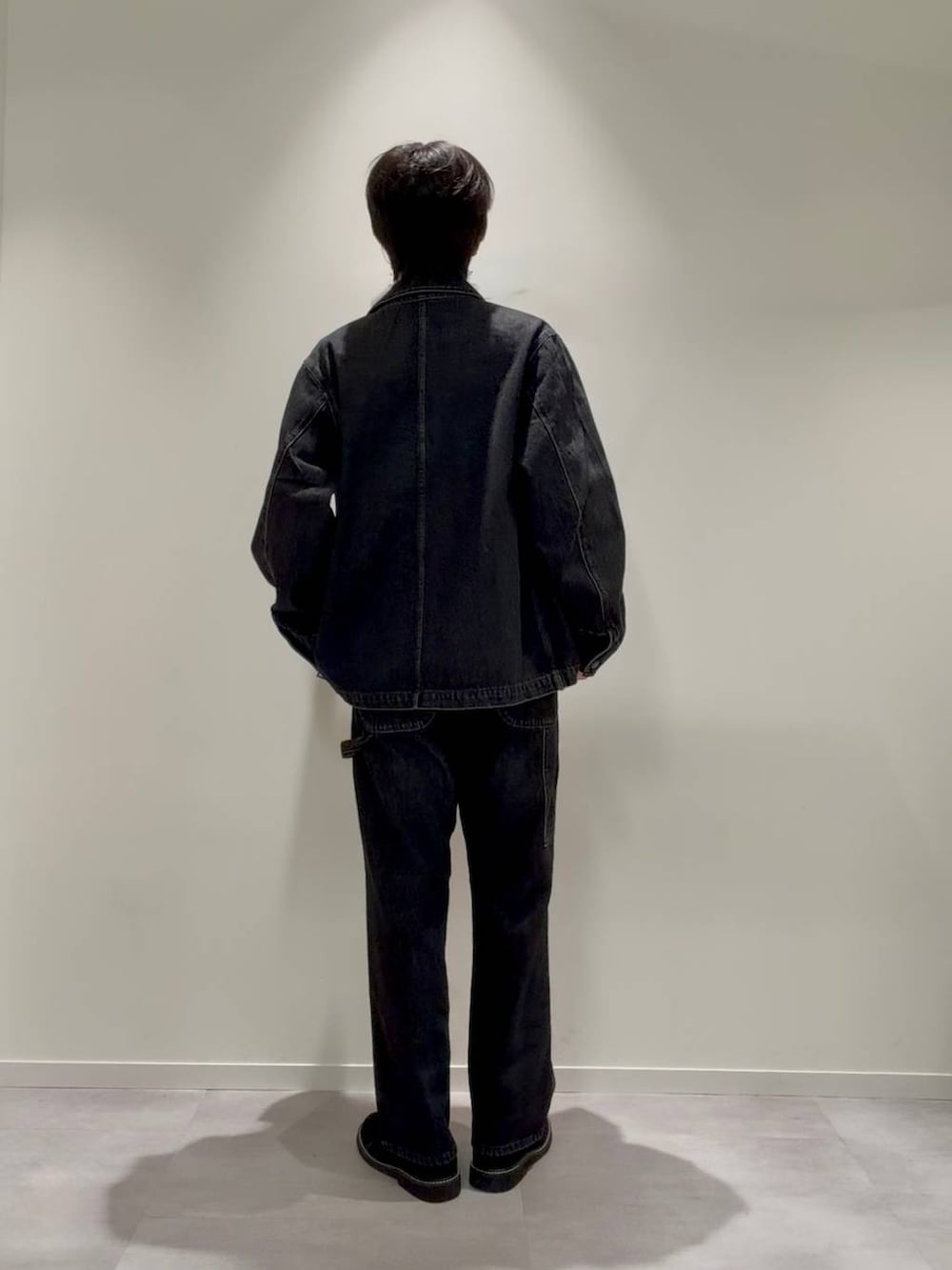 その他のその他シューズ、その他のデニムパンツ、ブラック系のスウェットを着用したメンズの秋コーディネートの4枚目の写真