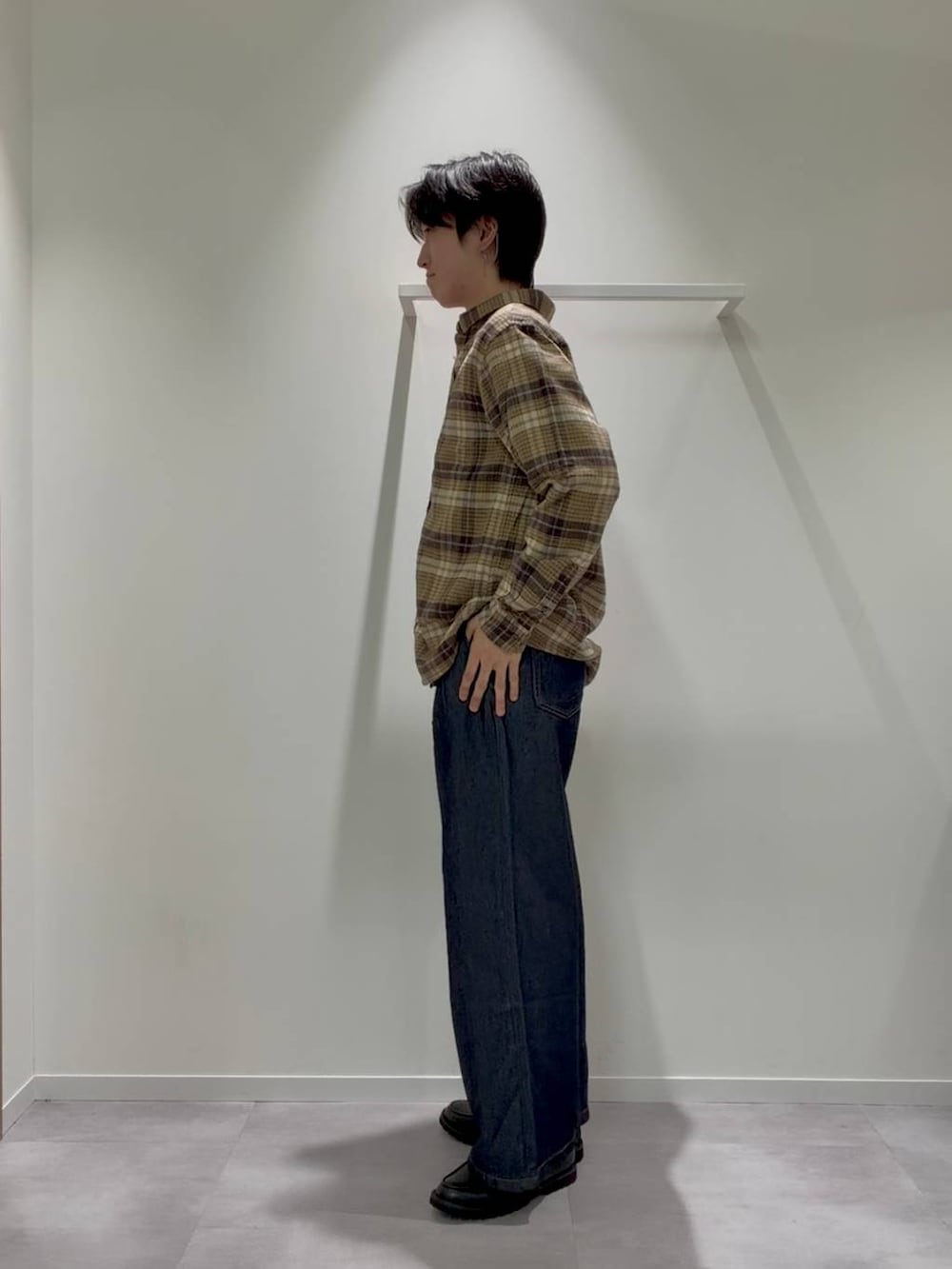 グレー系のその他シューズ、ブルー系のデニムパンツ、ホワイト系のスウェットを着用したメンズの秋コーディネートの5枚目の写真
