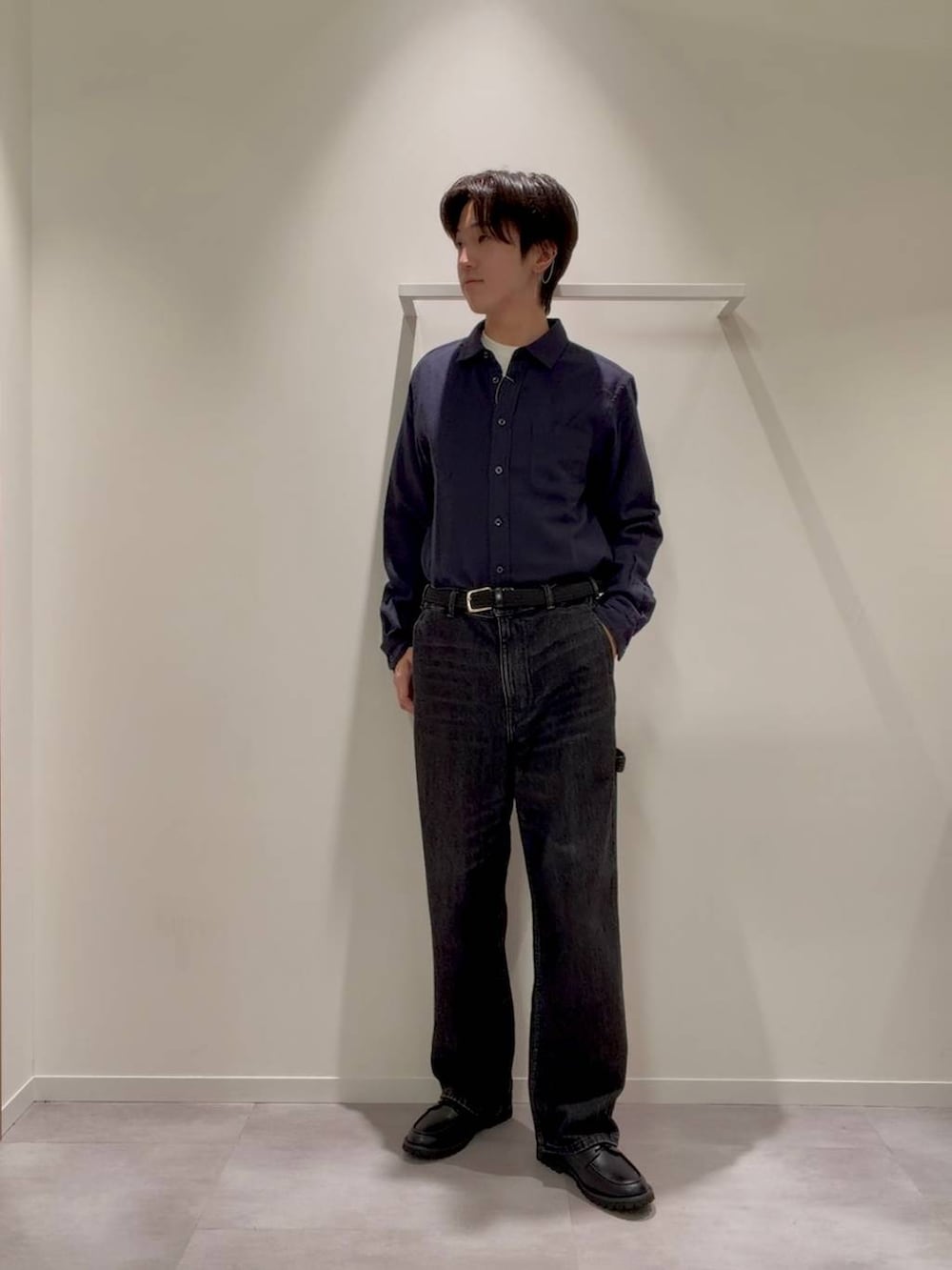 グレー系のその他シューズ、その他のデニムパンツ、ホワイト系のスウェットを着用したメンズの秋コーディネートの2枚目の写真