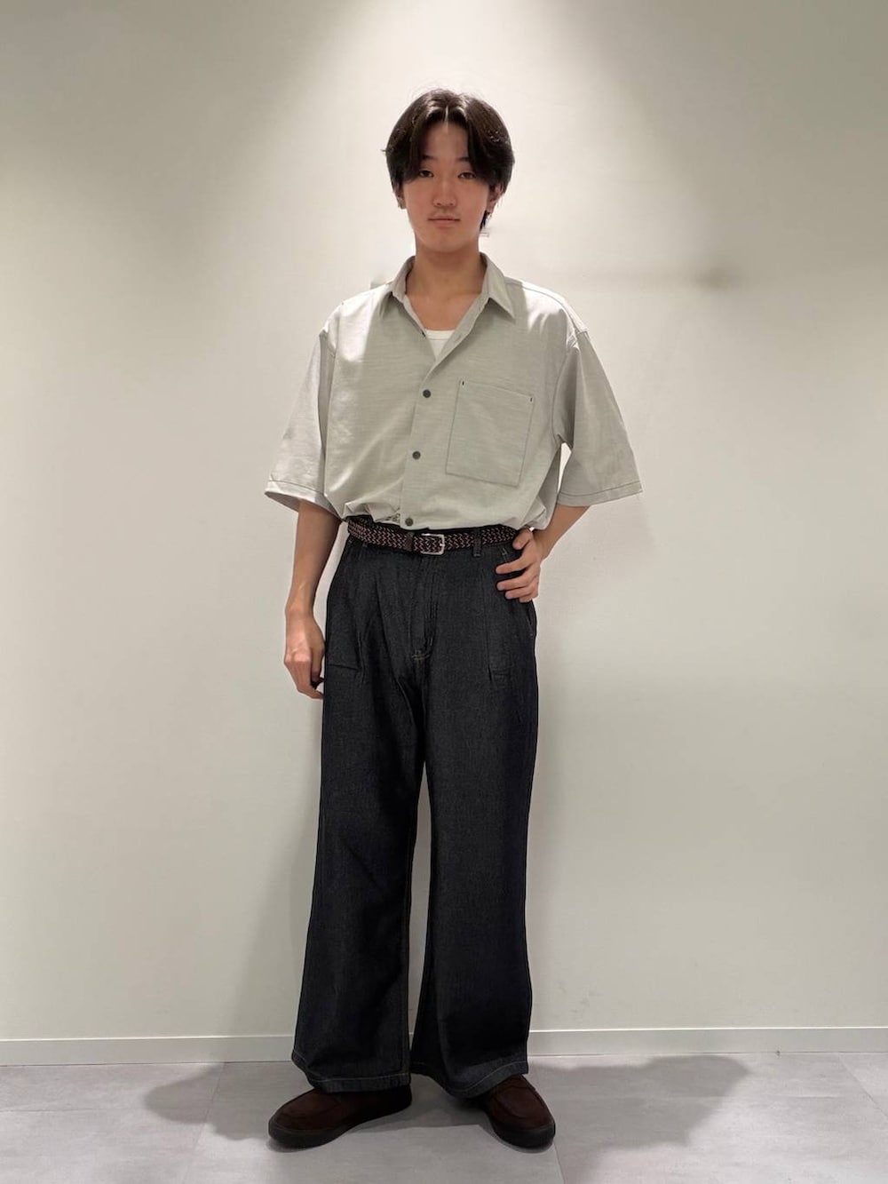 ブラウン系のその他シューズ、ホワイト系のシャツ/ブラウス、ブルー系のデニムパンツを着用したメンズの夏コーディネートの3枚目の写真