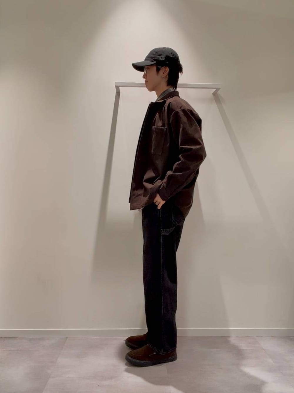 ブラウン系のその他シューズ、ブラウン系のショルダーバッグ、その他のデニムパンツを着用したメンズの秋コーディネートの3枚目の写真
