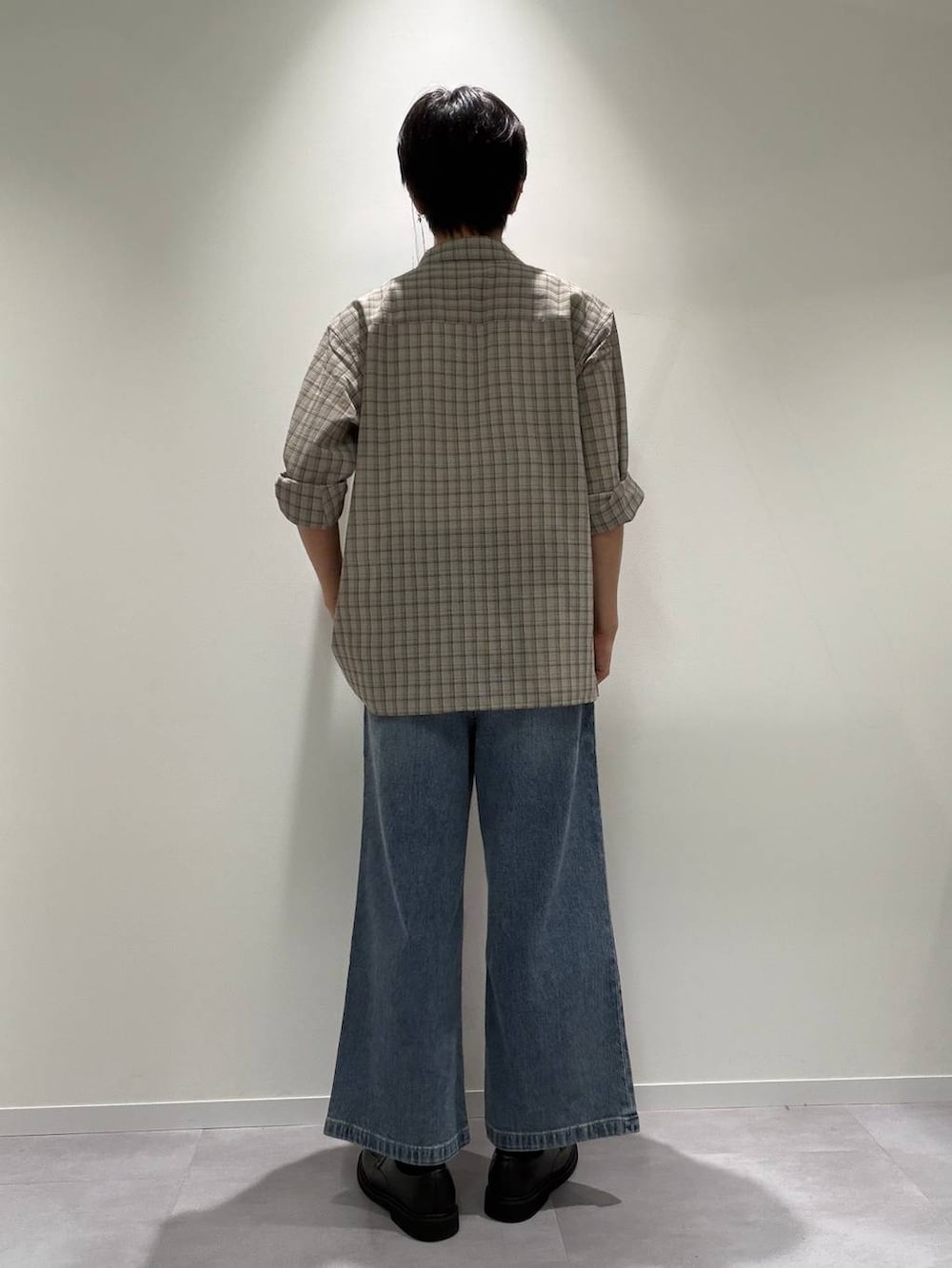 ベージュ系のシャツ/ブラウス、ブラック系のその他シューズを着用したメンズの夏コーディネートの4枚目の写真