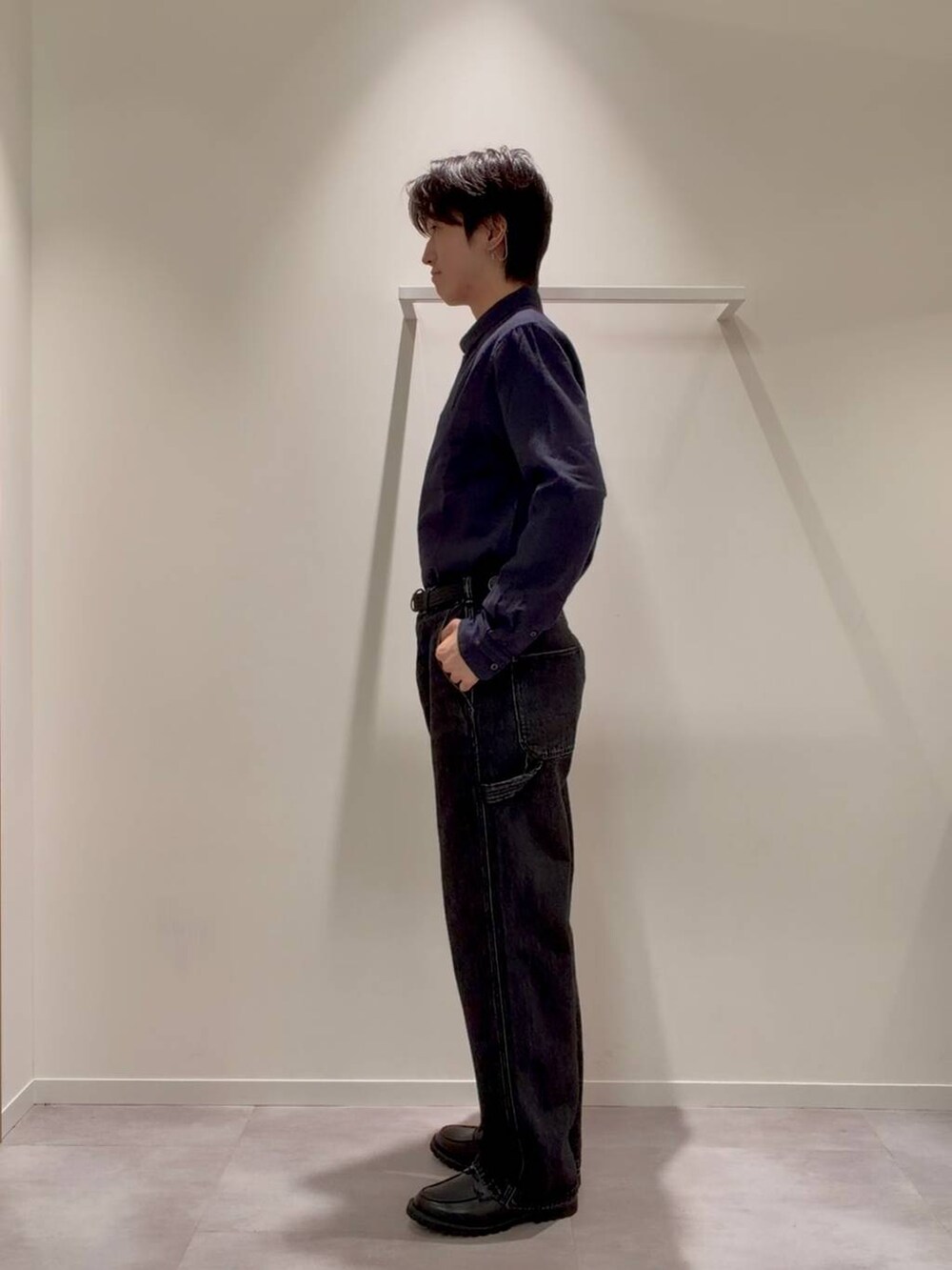 グレー系のその他シューズ、その他のデニムパンツ、ホワイト系のスウェットを着用したメンズの秋コーディネートの5枚目の写真