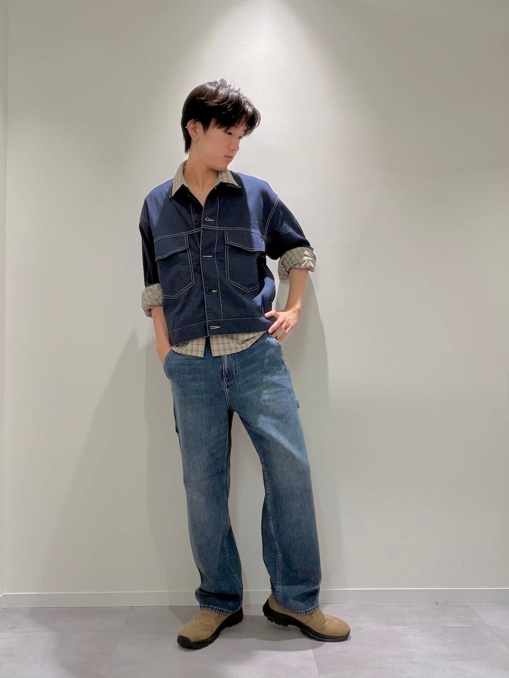 ベージュ系のシャツ/ブラウス、ベージュ系のスリッポン、ブルー系のデニムパンツを着用したメンズの夏コーディネートの2枚目の写真