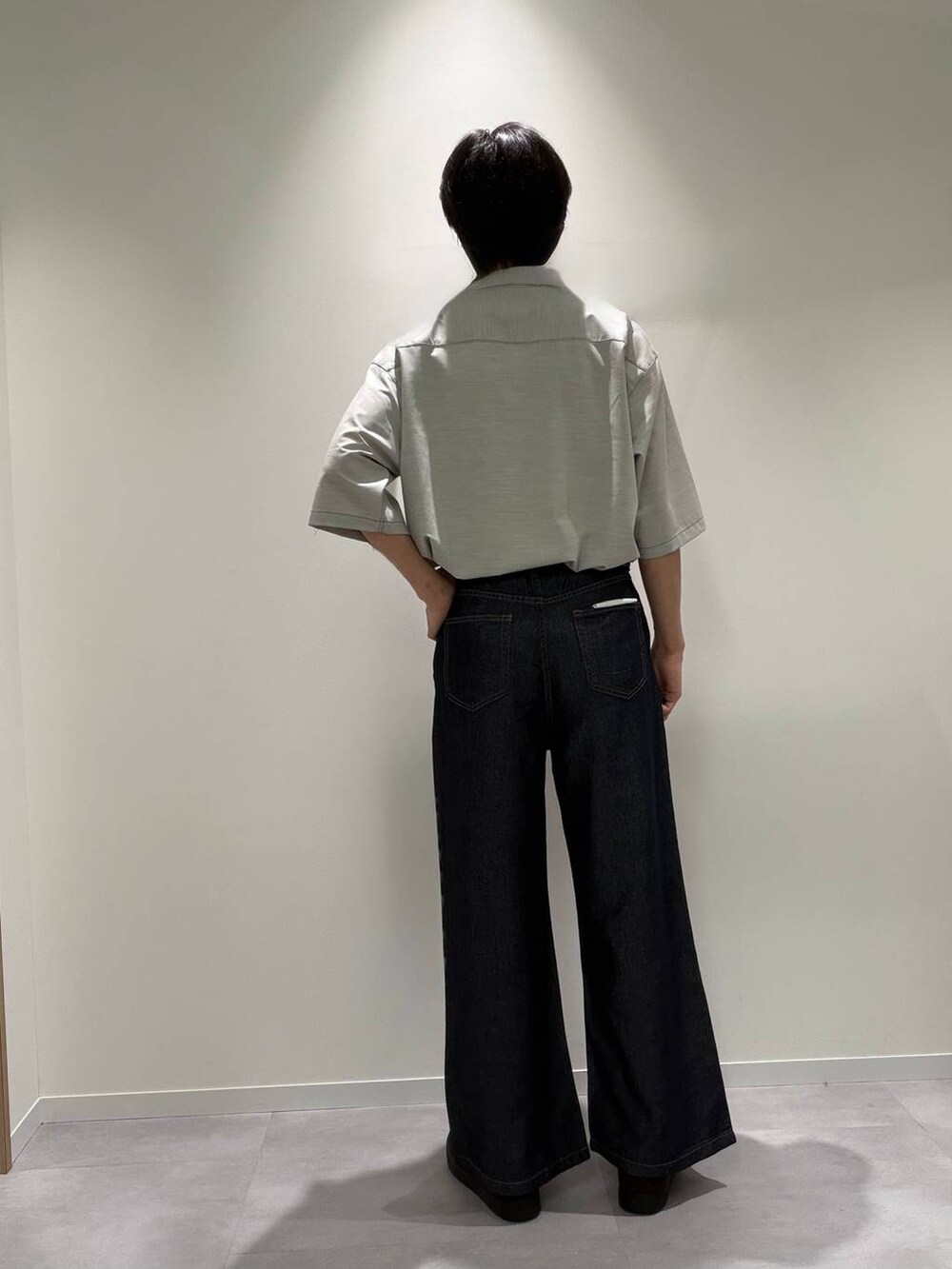 ブラウン系のその他シューズ、ホワイト系のシャツ/ブラウス、ブルー系のデニムパンツを着用したメンズの夏コーディネートの4枚目の写真