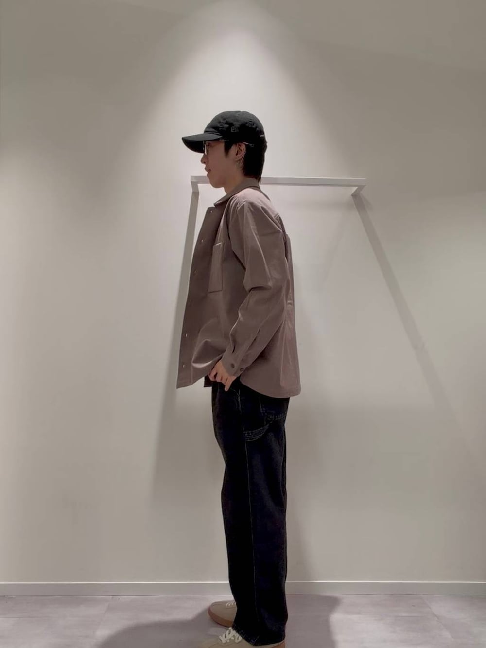 ベージュ系のスニーカー、その他のデニムパンツ、ブラウン系のシャツ/ブラウスを着用したメンズの秋コーディネートの3枚目の写真