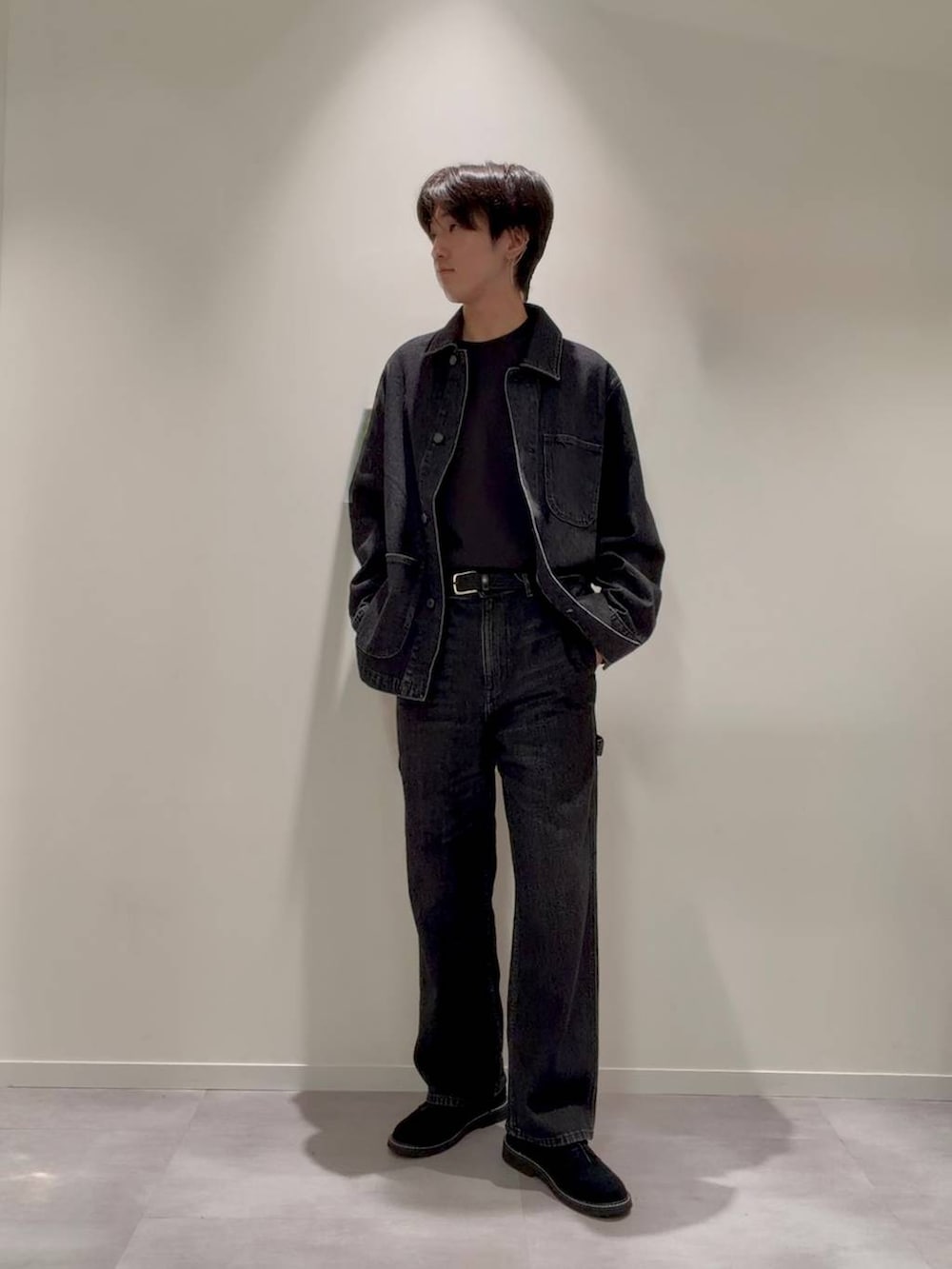 その他のその他シューズ、その他のデニムパンツ、ブラック系のスウェットを着用したメンズの秋コーディネートの2枚目の写真