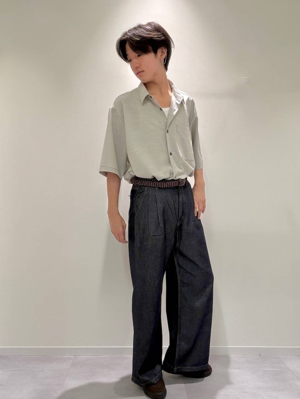 ブラウン系のその他シューズ、ホワイト系のシャツ/ブラウス、ブルー系のデニムパンツを着用したメンズの夏コーディネートの2枚目の写真