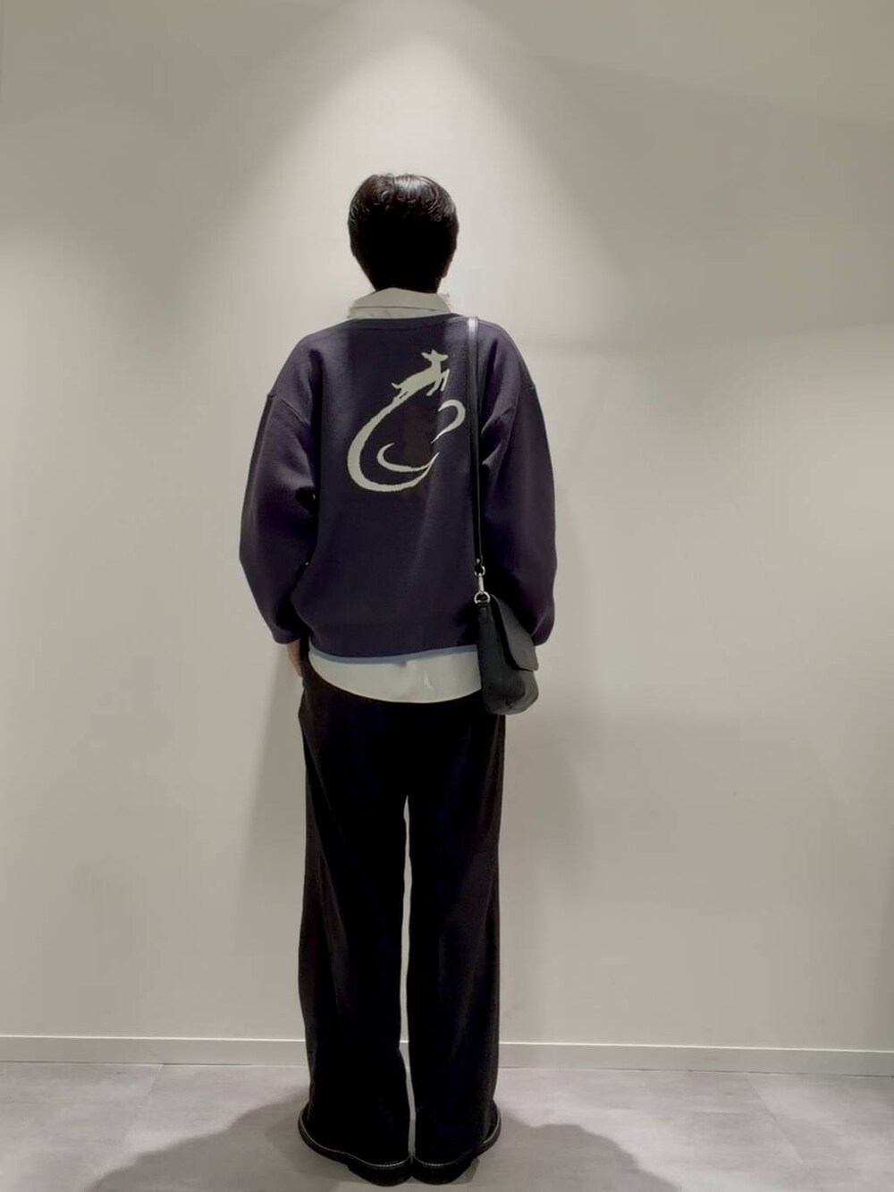 グレー系のカーディガン/ボレロ、その他のその他シューズ、ベージュ系のシャツ/ブラウスを着用したメンズの秋コーディネートの4枚目の写真