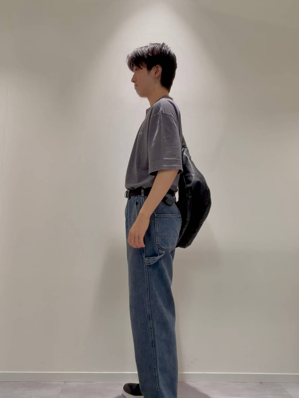 ブラック系のショルダーバッグ、ブラック系のサンダル、ブルー系のデニムパンツを着用したメンズの夏コーディネートの3枚目の写真
