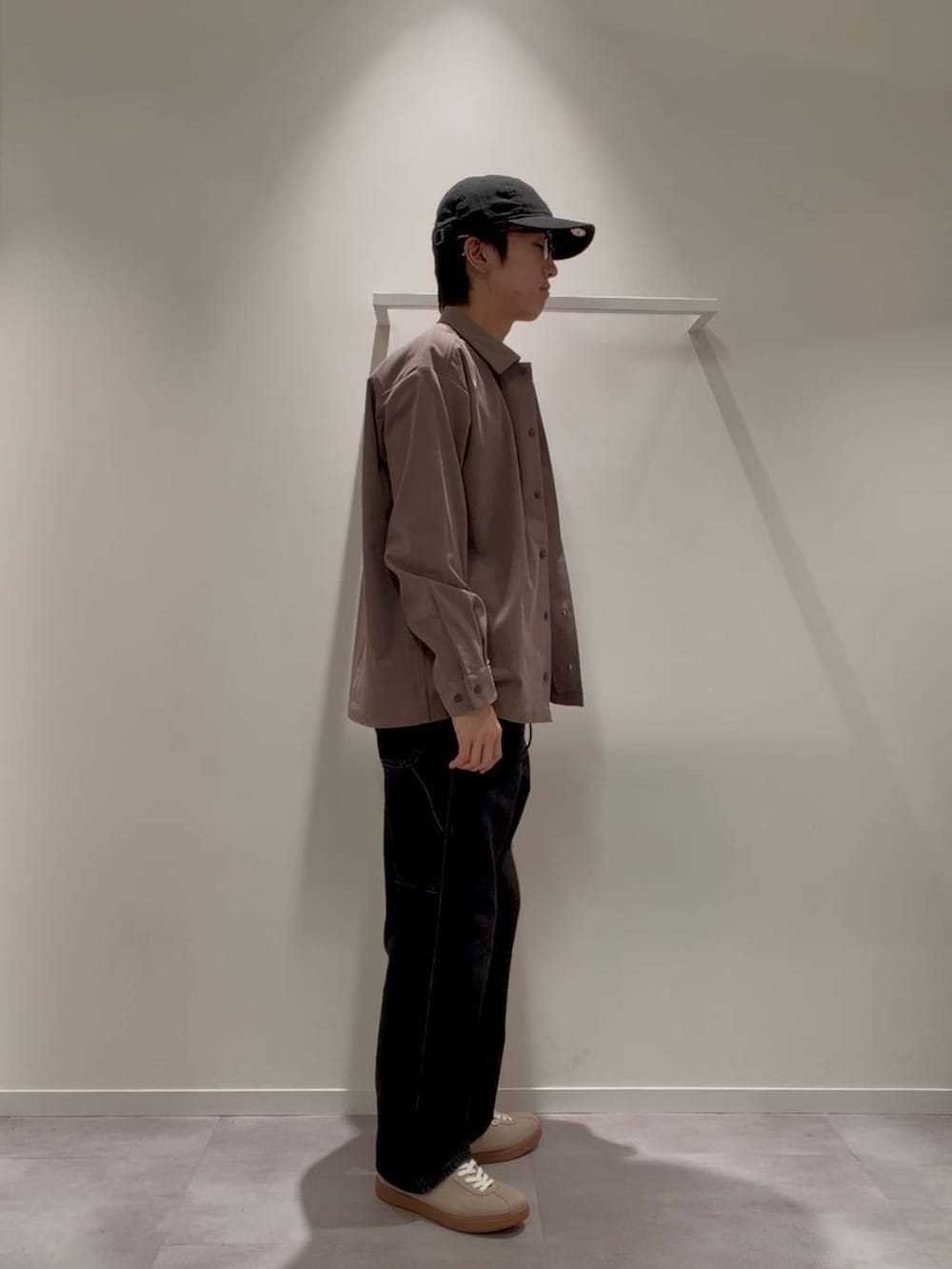 ベージュ系のスニーカー、その他のデニムパンツ、ブラウン系のシャツ/ブラウスを着用したメンズの秋コーディネートの5枚目の写真