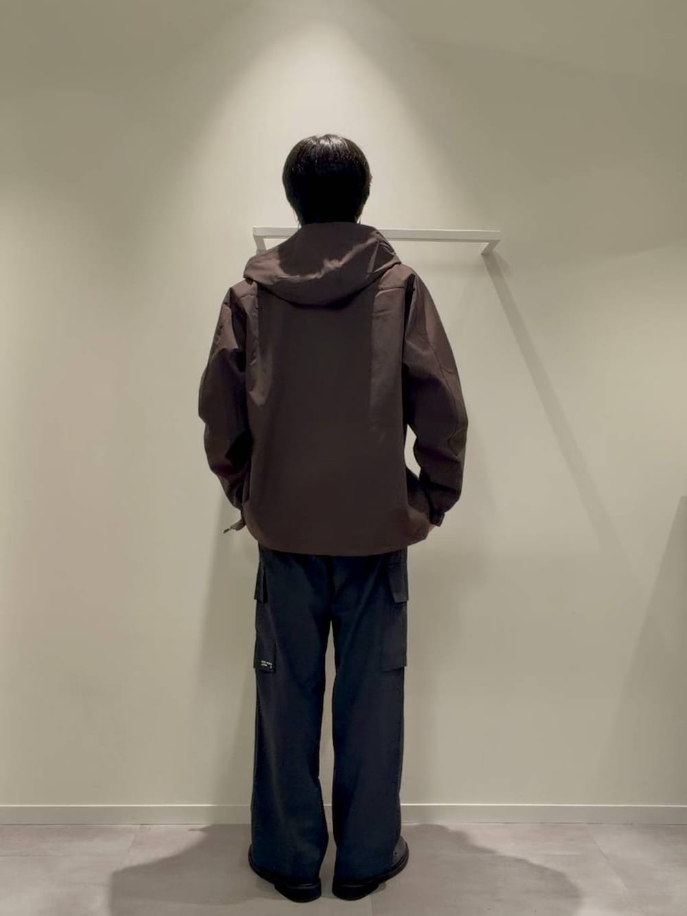 ブラック系のその他シューズ、ブルー系のシャツ/ブラウス、ブラウン系のブルゾンを着用したメンズの秋コーディネートの4枚目の写真