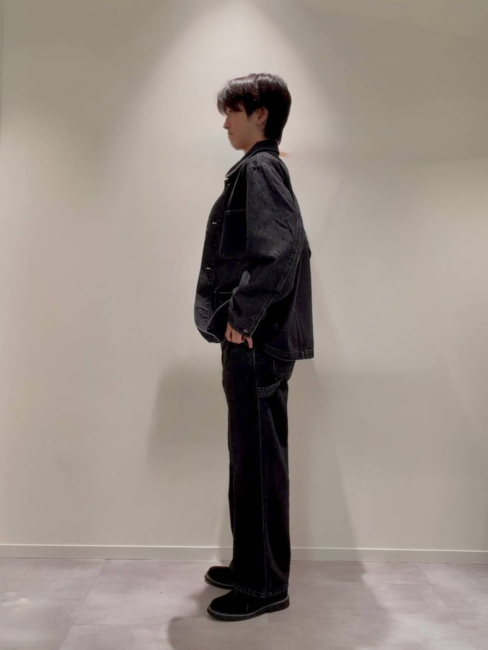その他のその他シューズ、その他のデニムパンツ、ブラック系のスウェットを着用したメンズの秋コーディネートの5枚目の写真