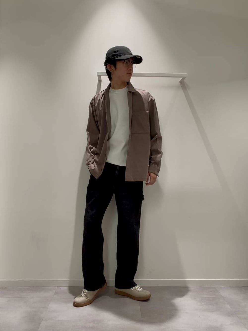 ベージュ系のスニーカー、その他のデニムパンツ、ブラウン系のシャツ/ブラウスを着用したメンズの秋コーディネートの2枚目の写真