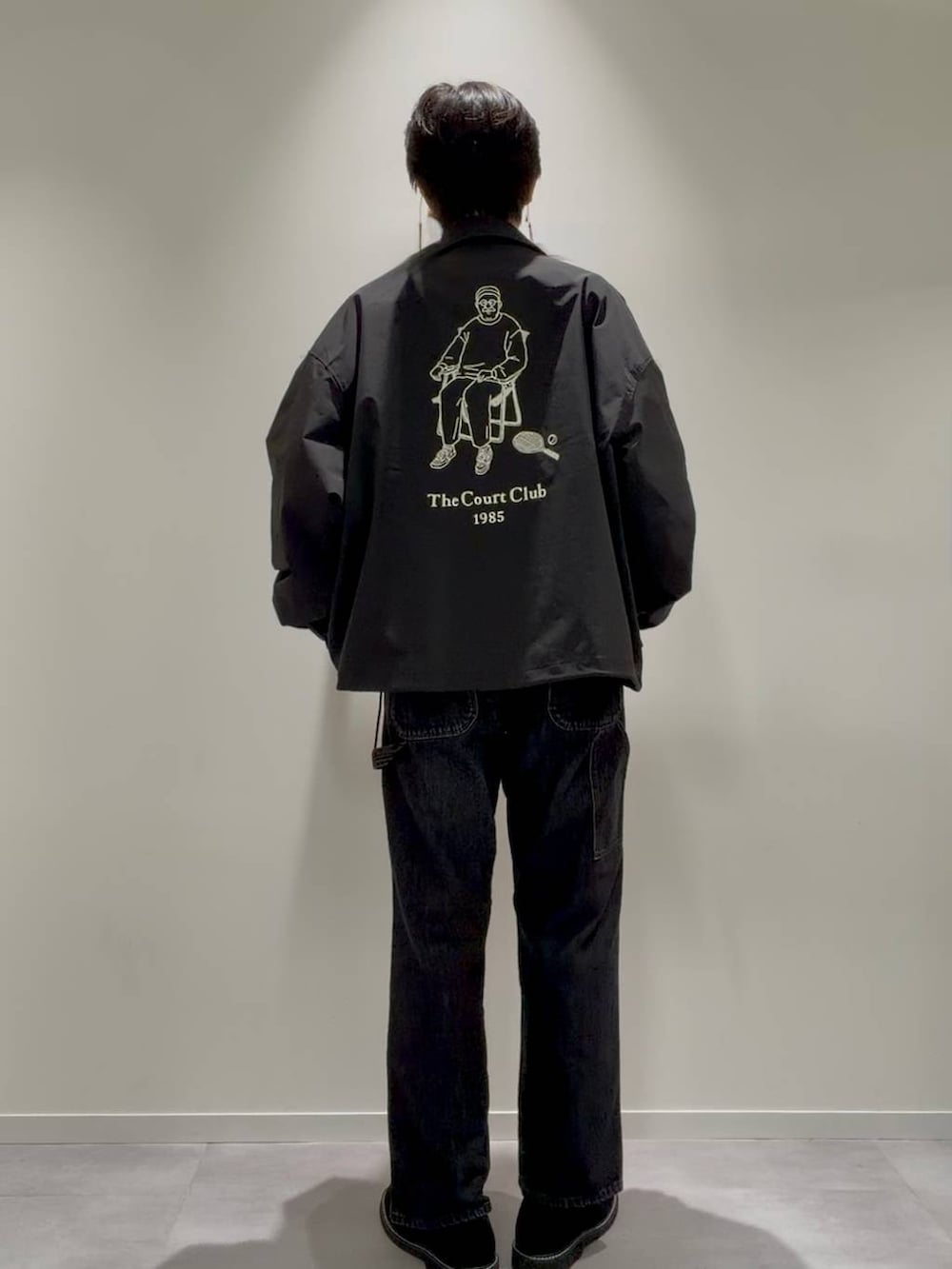 グレー系のベスト、グレー系のネクタイ、その他のその他シューズを着用したメンズの秋コーディネートの5枚目の写真